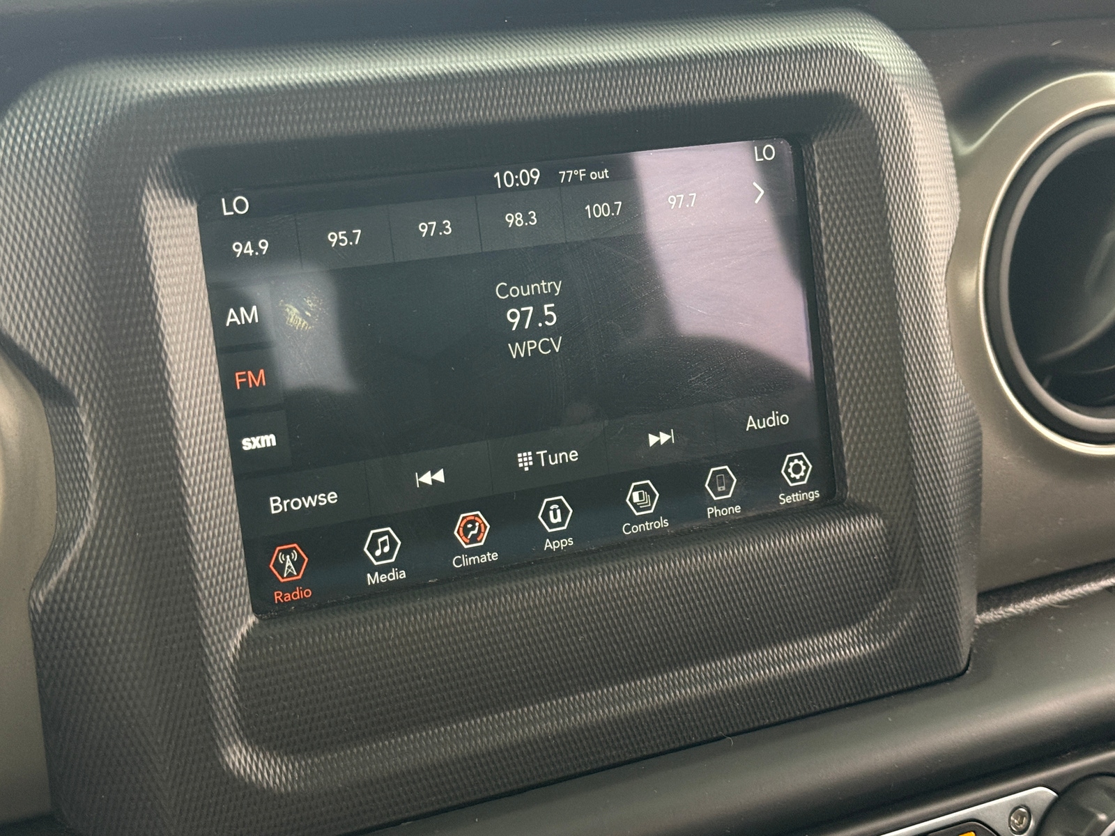 Thumbnail: 2021 Jeep Gladiator - 4