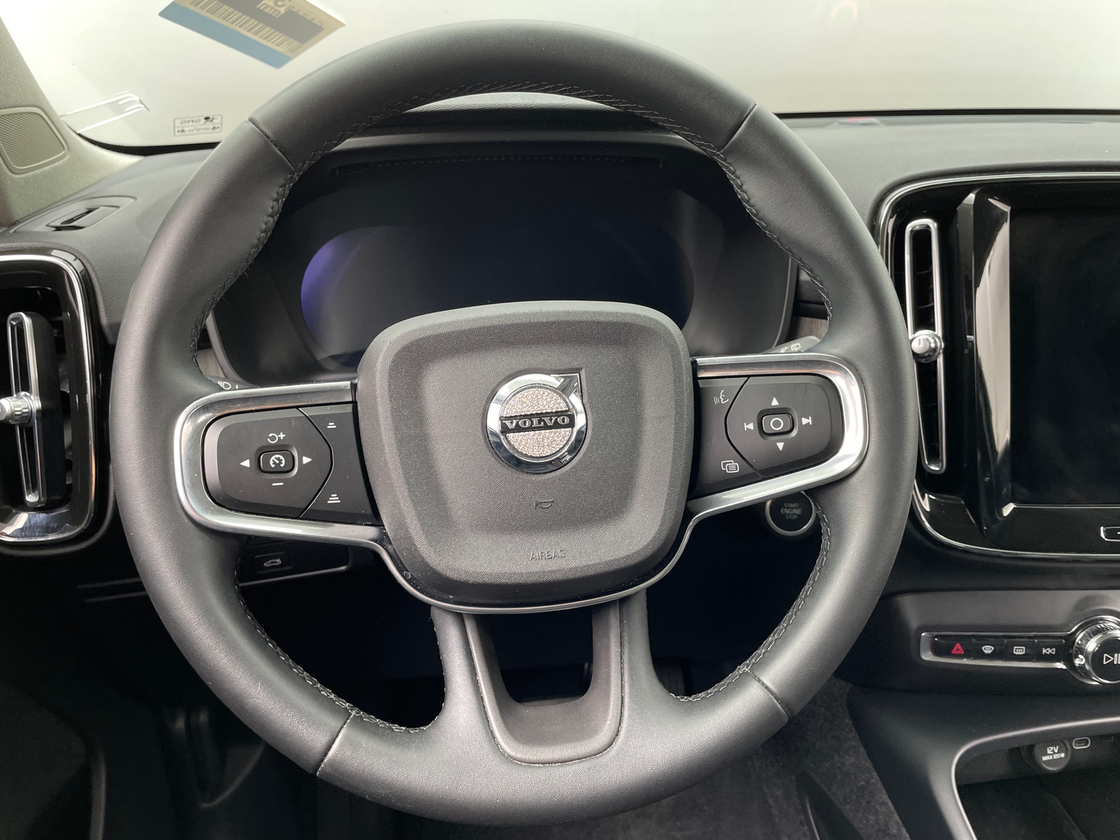 Thumbnail: 2023 Volvo XC40 - 4