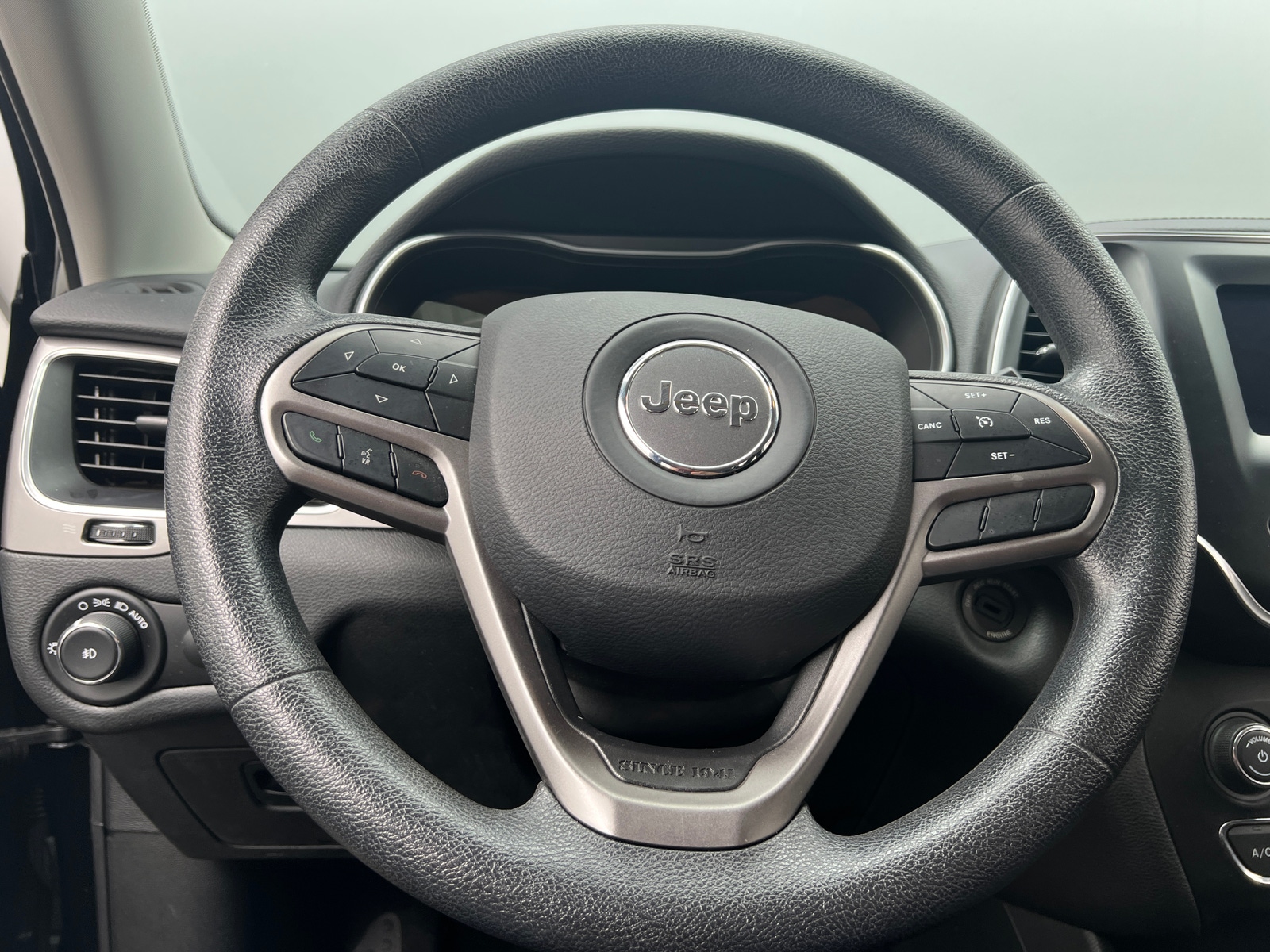 Thumbnail: 2019 Jeep Cherokee - 5