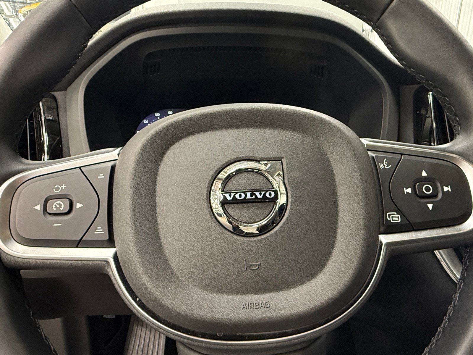 Thumbnail: 2025 Volvo XC60 - 4
