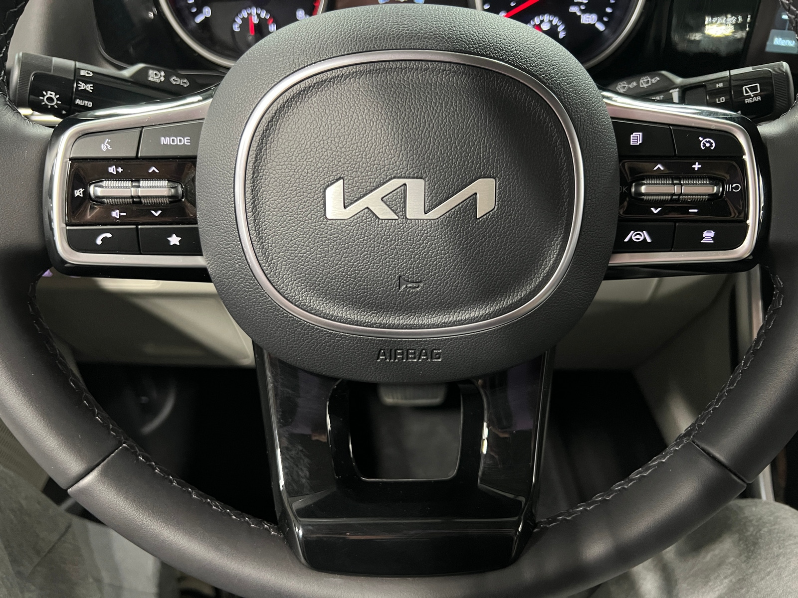 Thumbnail: 2023 Kia Carnival - 4