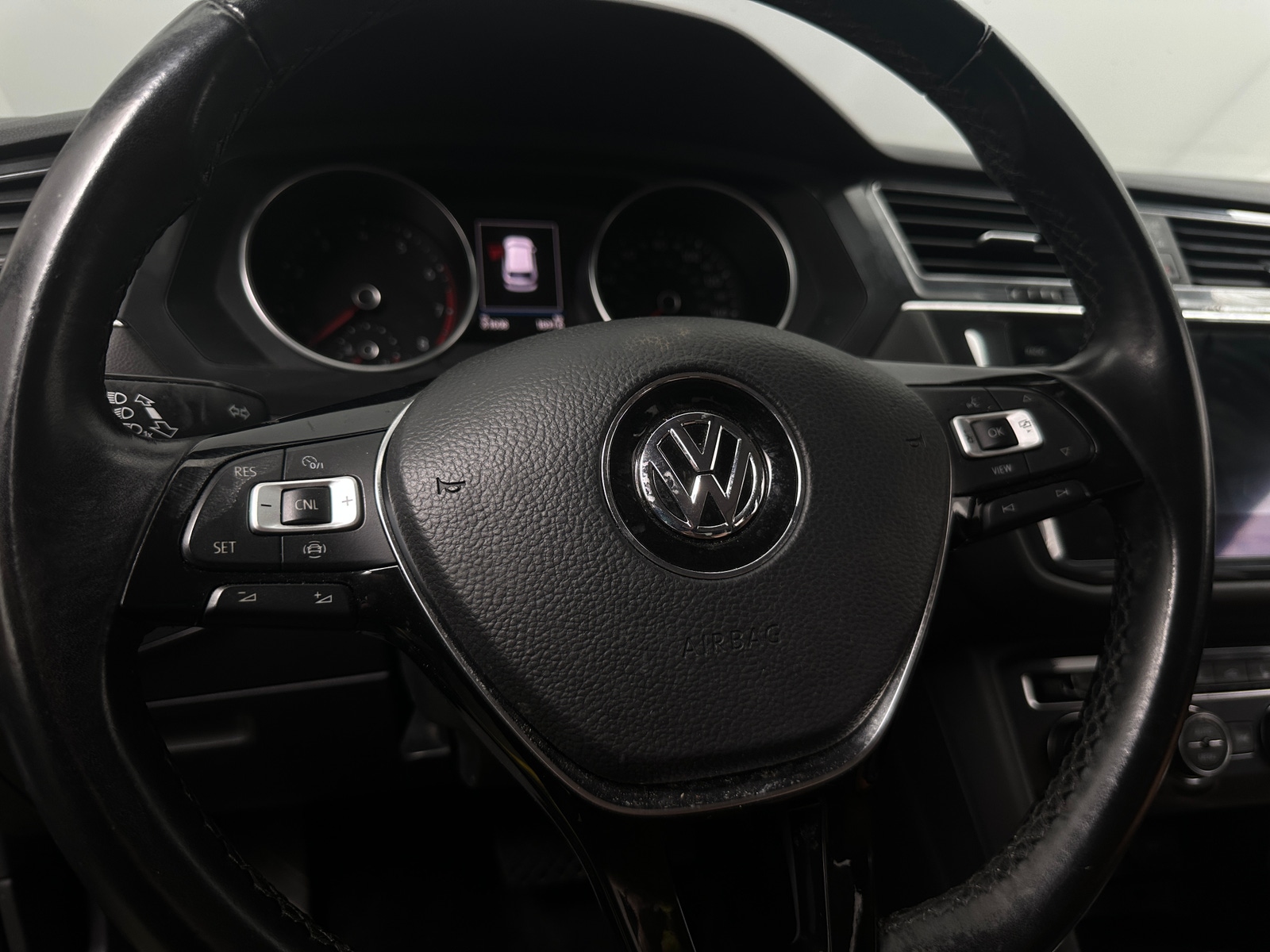 Thumbnail: 2019 Volkswagen Tiguan - 4