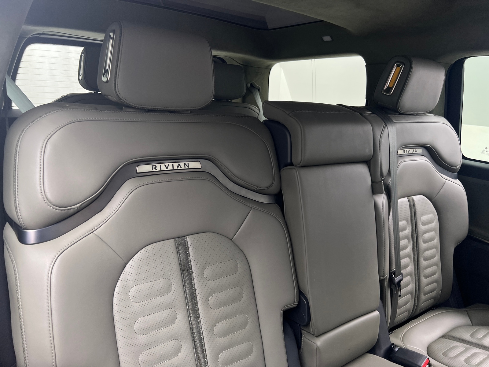 Thumbnail: 2022 Rivian R1S - 5