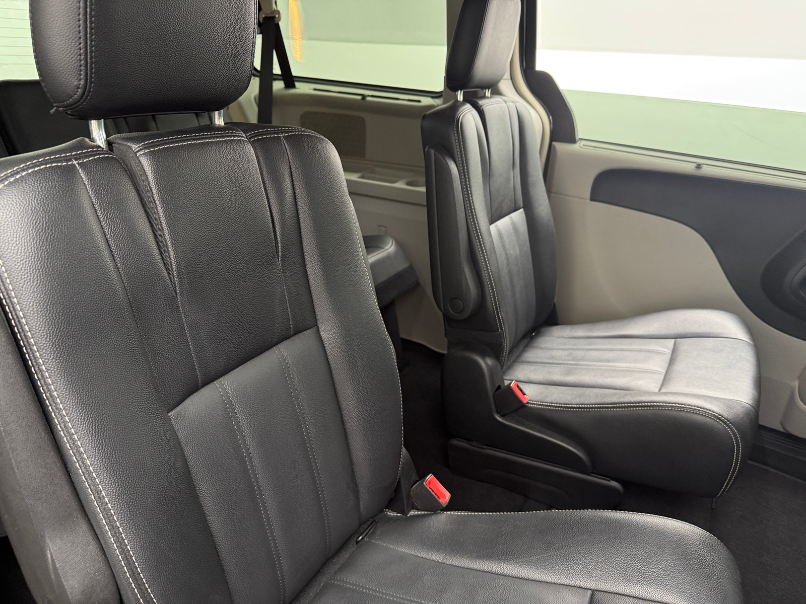 Thumbnail: 2016 Chrysler Town & Country - 5