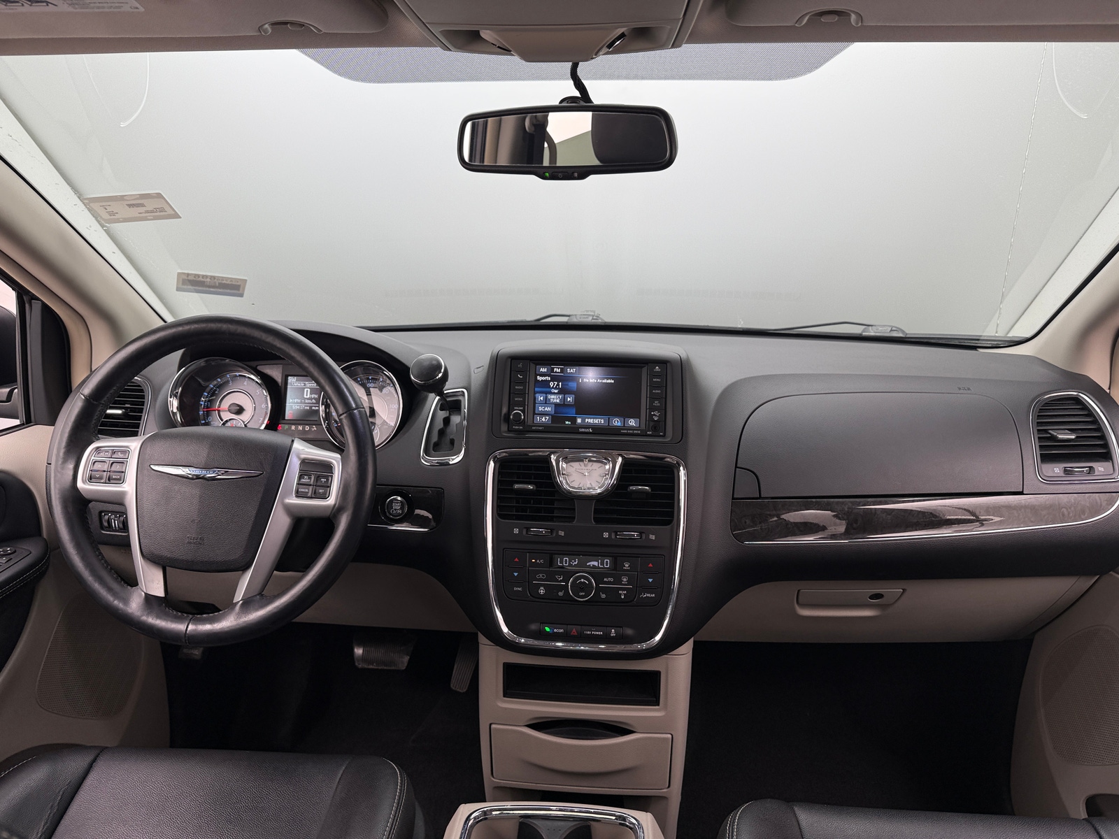 Thumbnail: 2016 Chrysler Town & Country - 2
