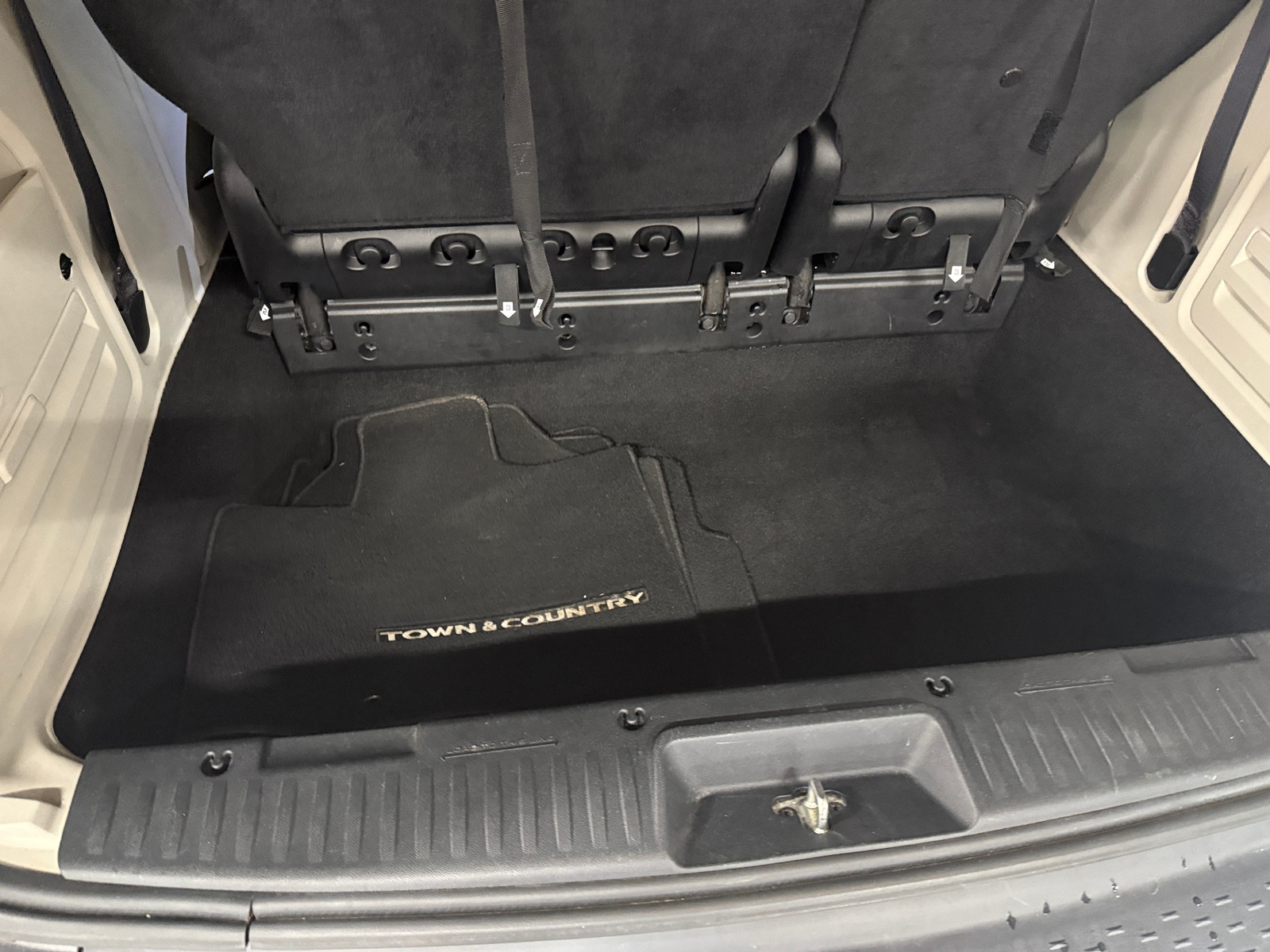 Thumbnail: 2016 Chrysler Town & Country - 6