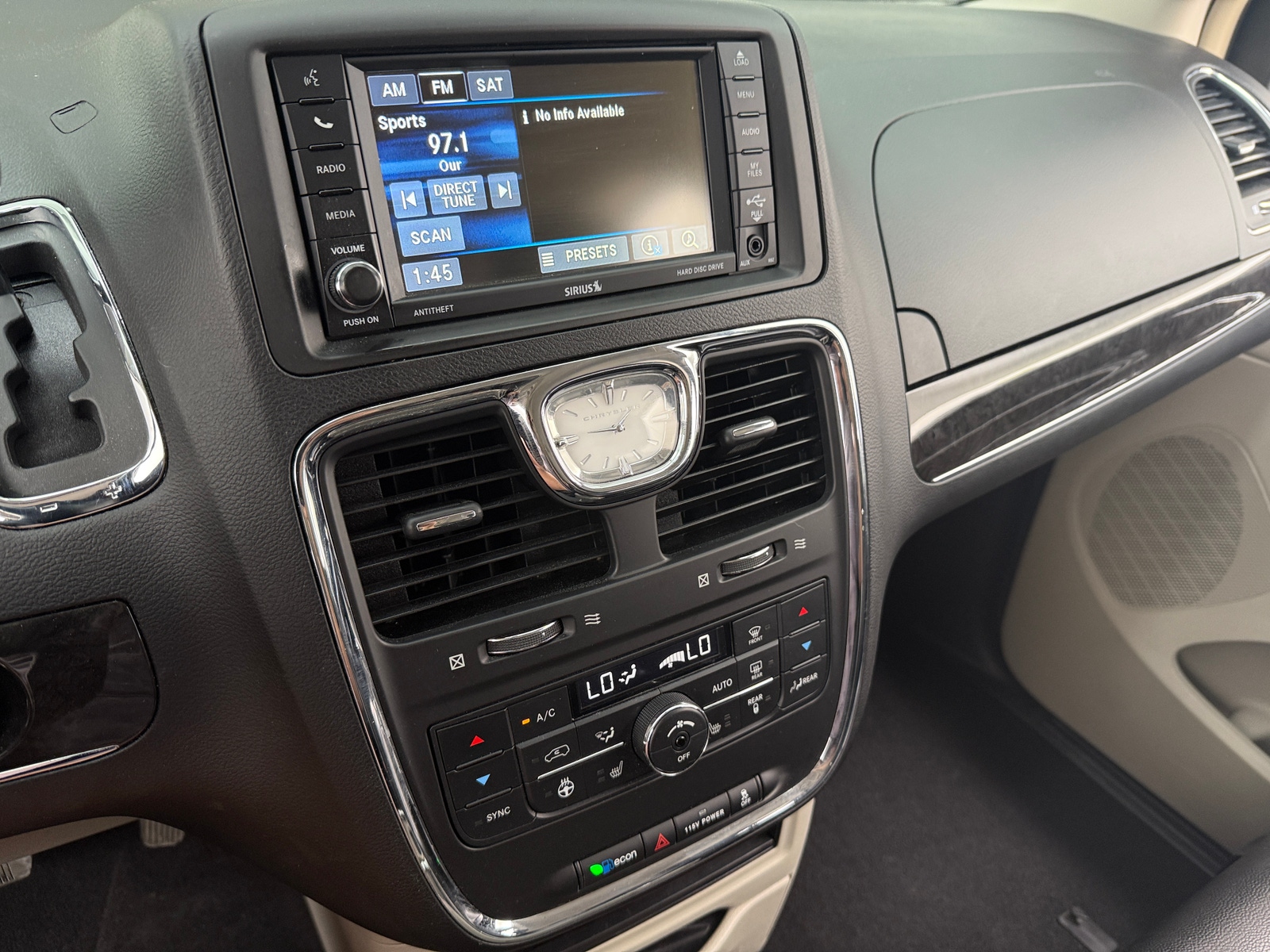 Thumbnail: 2016 Chrysler Town & Country - 3