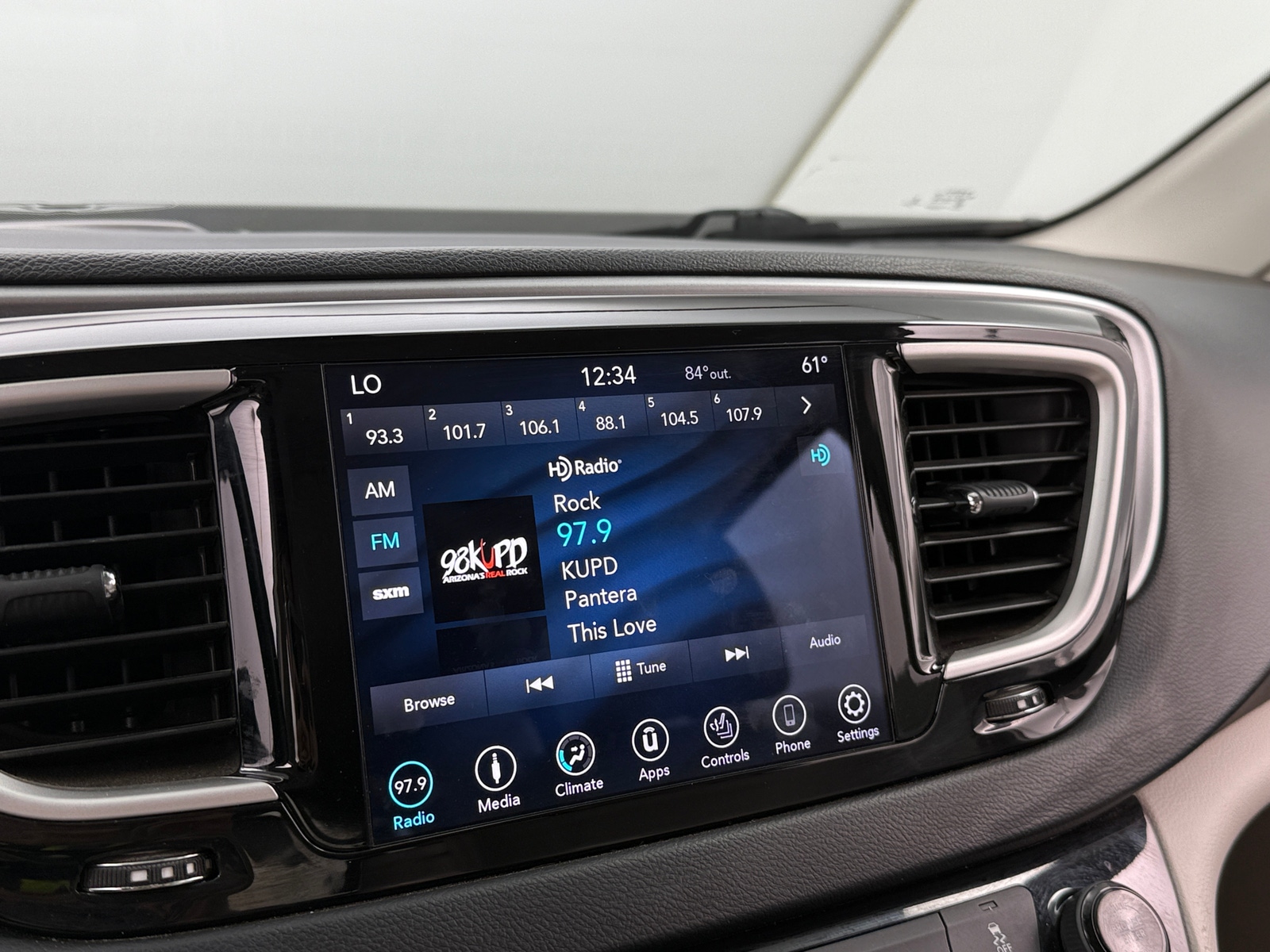 Thumbnail: 2018 Chrysler Pacifica - 3