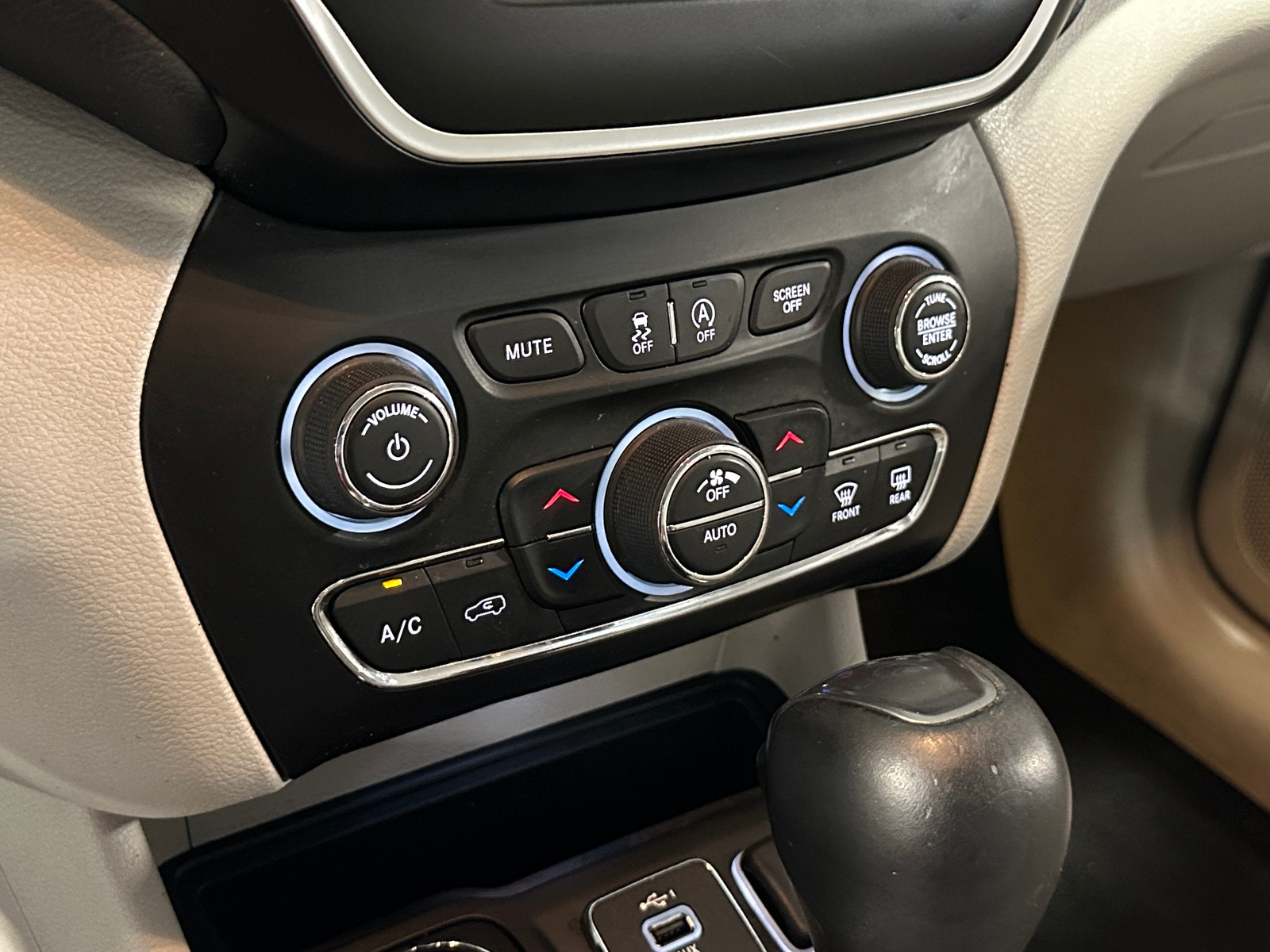 Thumbnail: 2020 Jeep Cherokee - 3