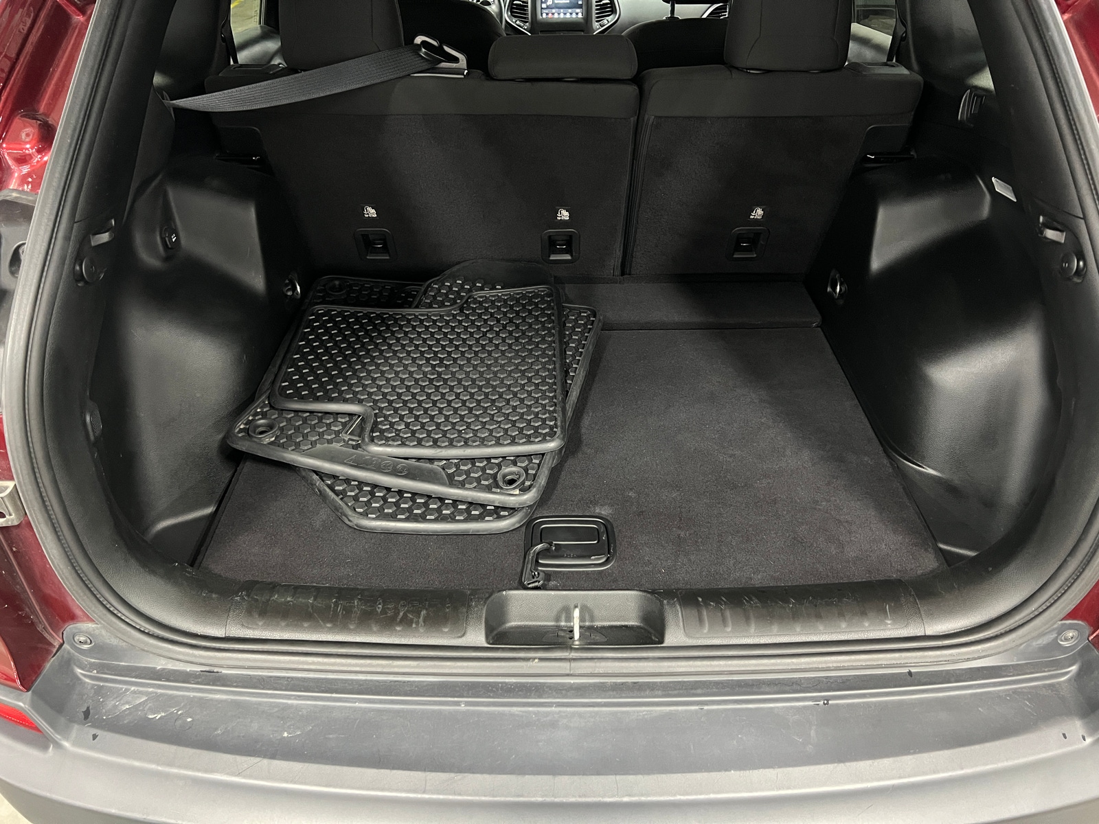 Thumbnail: 2019 Jeep Cherokee - 7