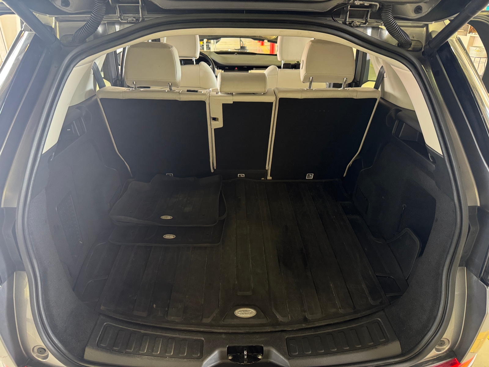 Thumbnail: 2020 Land Rover Discovery Sport - 6