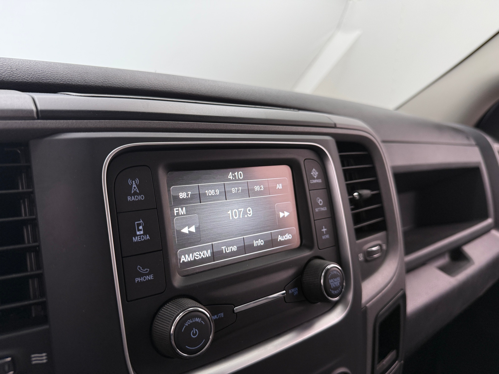 Thumbnail: 2021 RAM 1500 Classic - 4