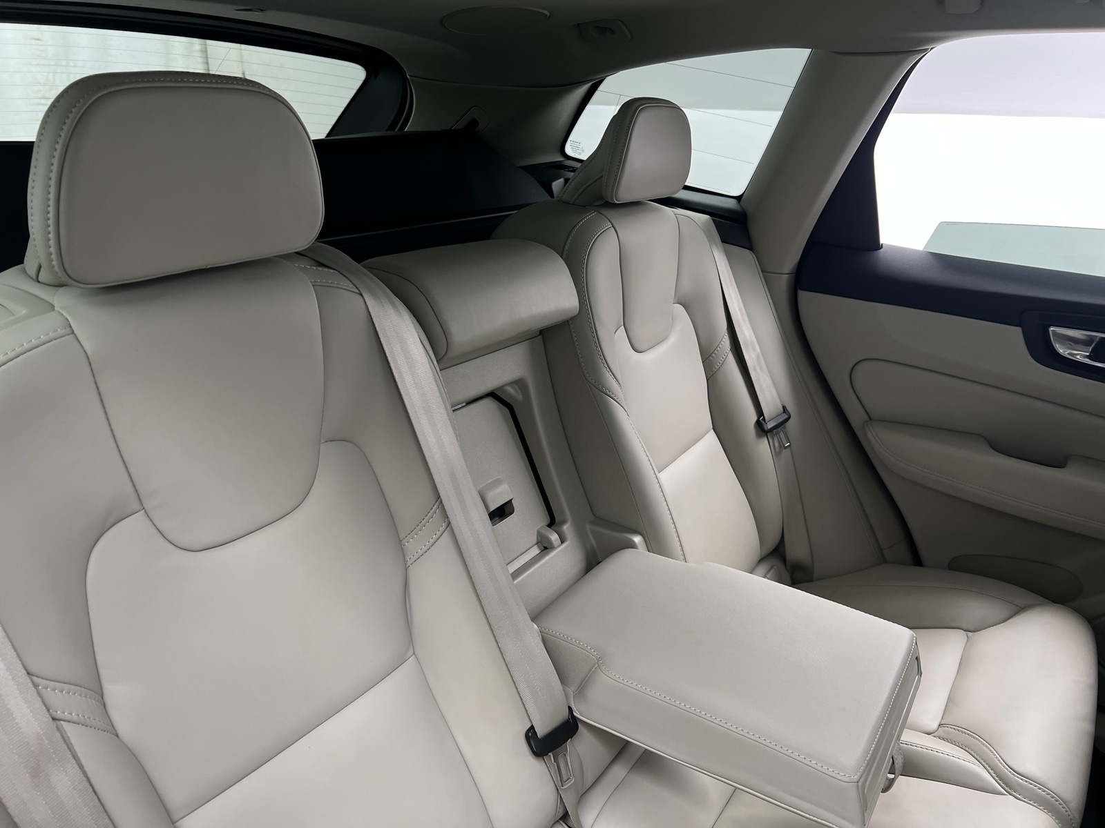 Thumbnail: 2022 Volvo XC60 - 5