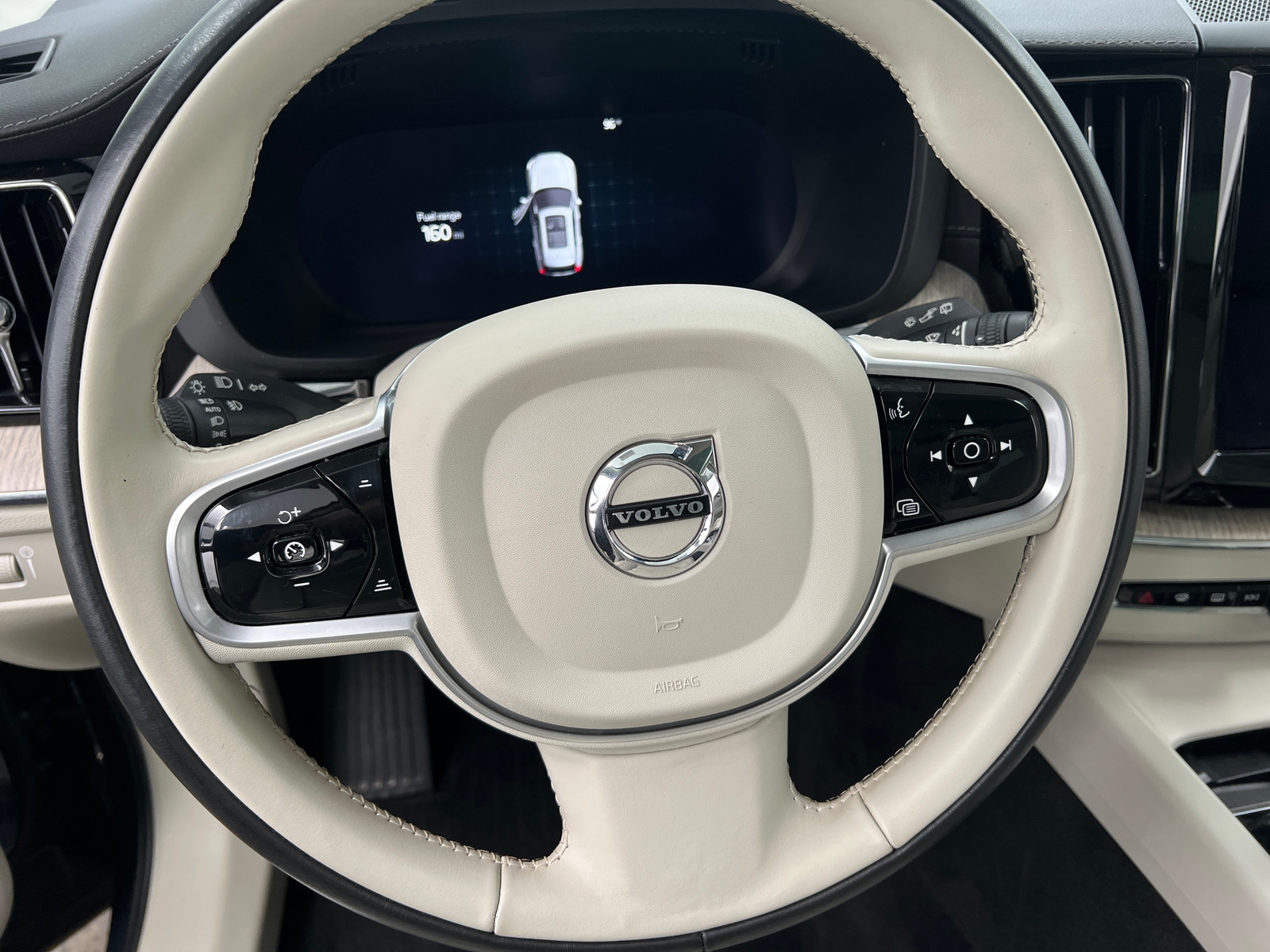 Thumbnail: 2022 Volvo XC60 - 4
