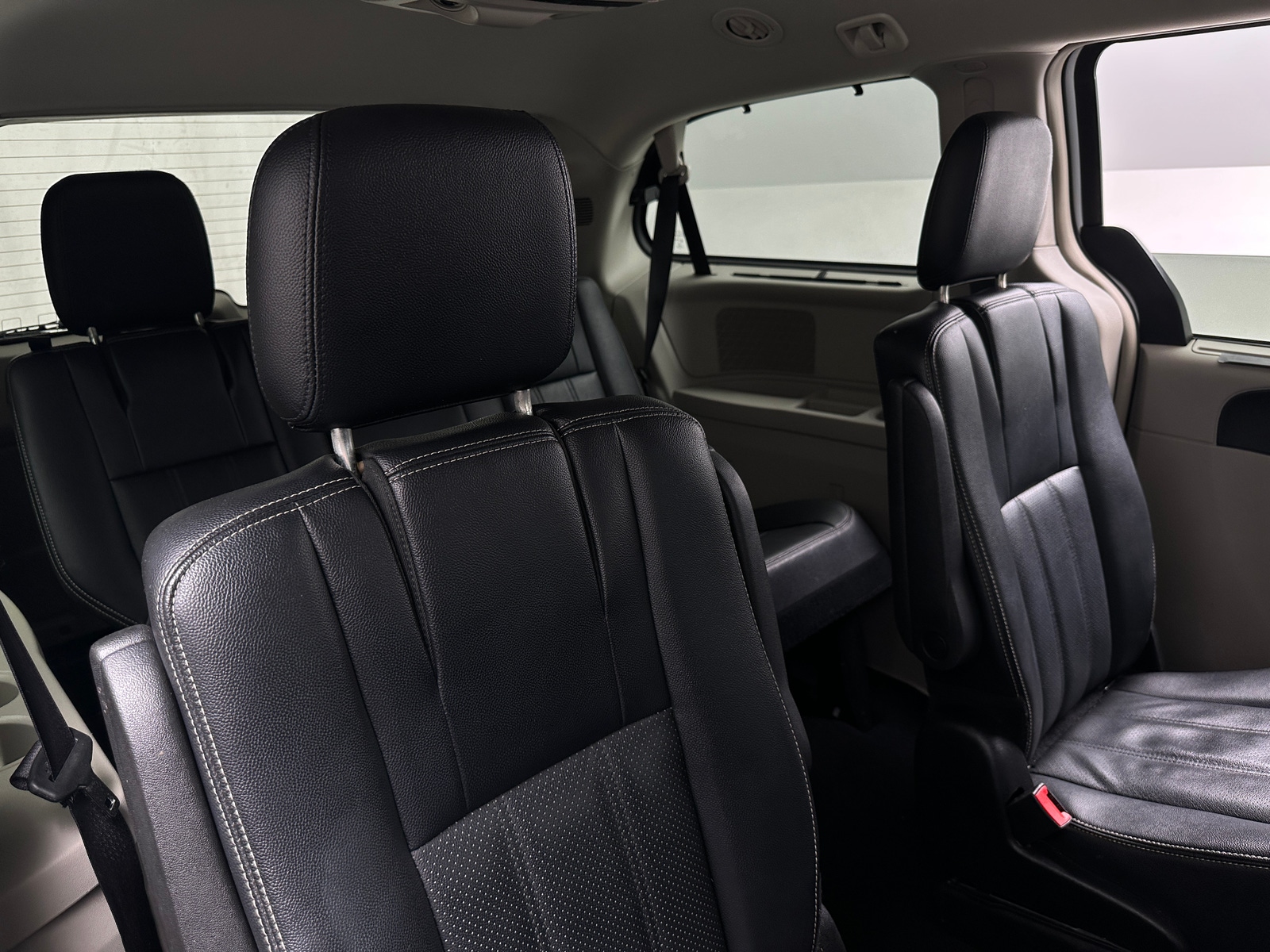 Thumbnail: 2015 Chrysler Town & Country - 5