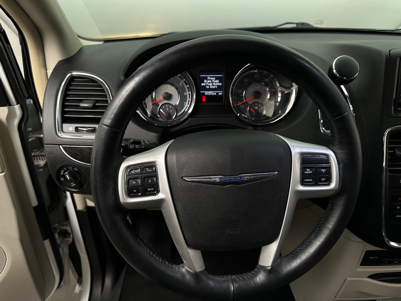 Thumbnail: 2015 Chrysler Town & Country - 4
