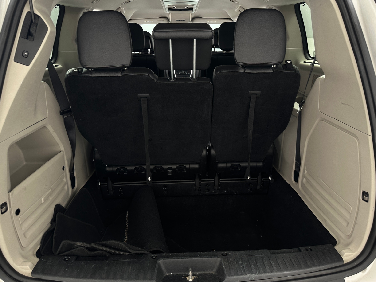 Thumbnail: 2015 Chrysler Town & Country - 6