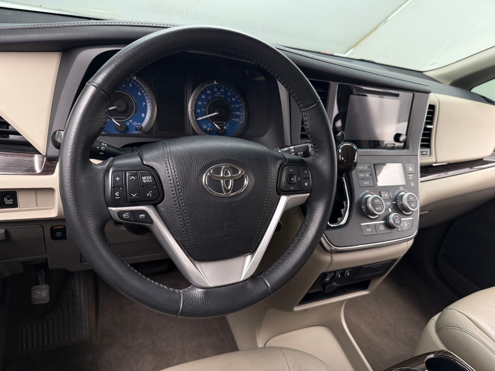 Thumbnail: 2017 Toyota Sienna - 4