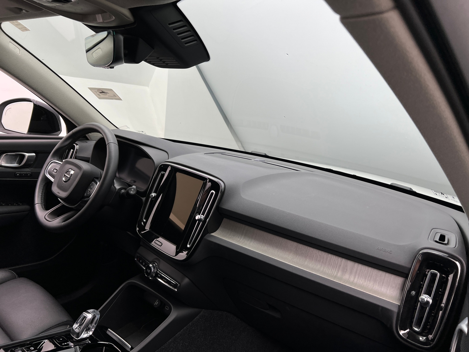 Thumbnail: 2025 Volvo XC40 - 3