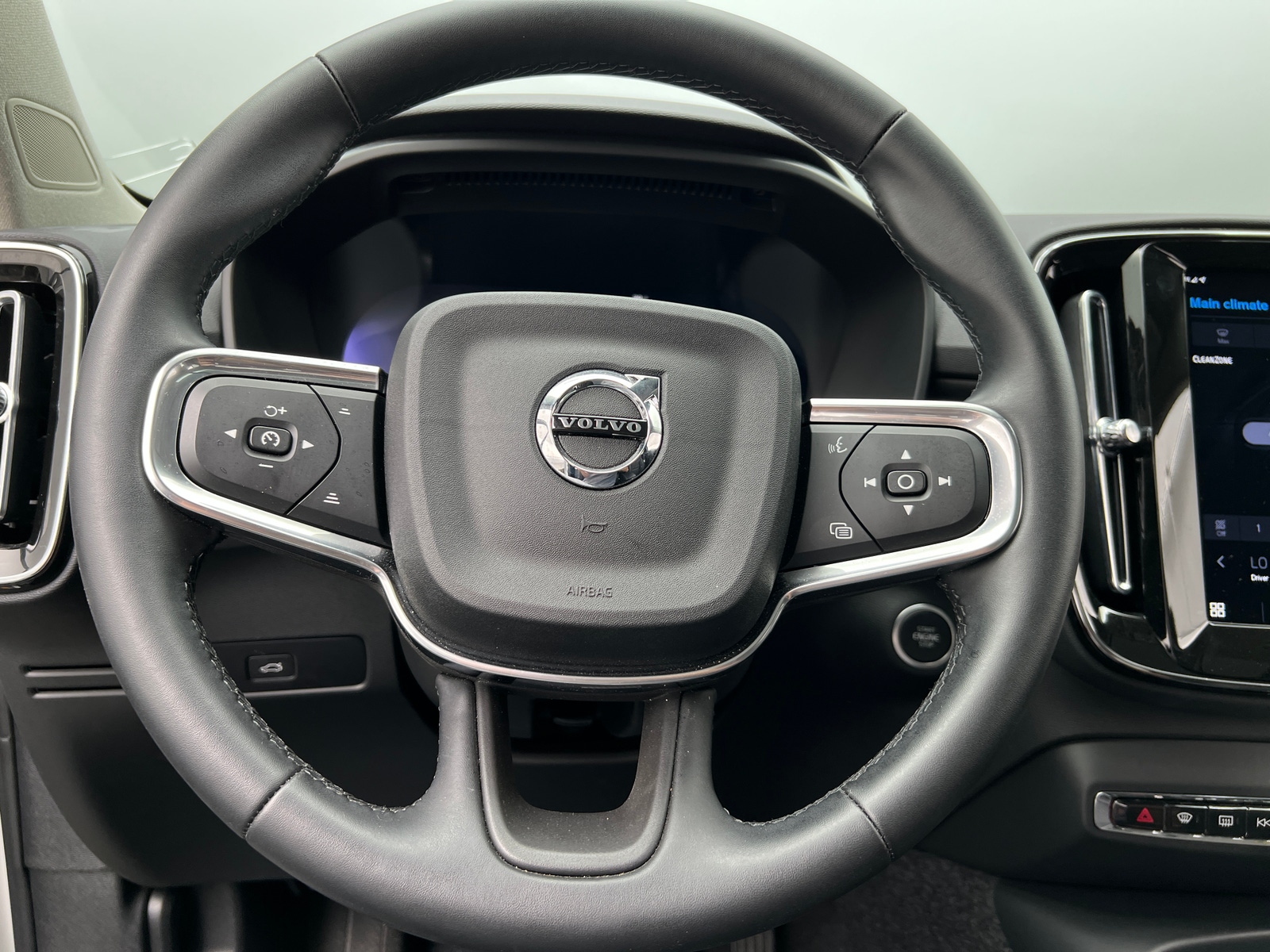Thumbnail: 2025 Volvo XC40 - 5