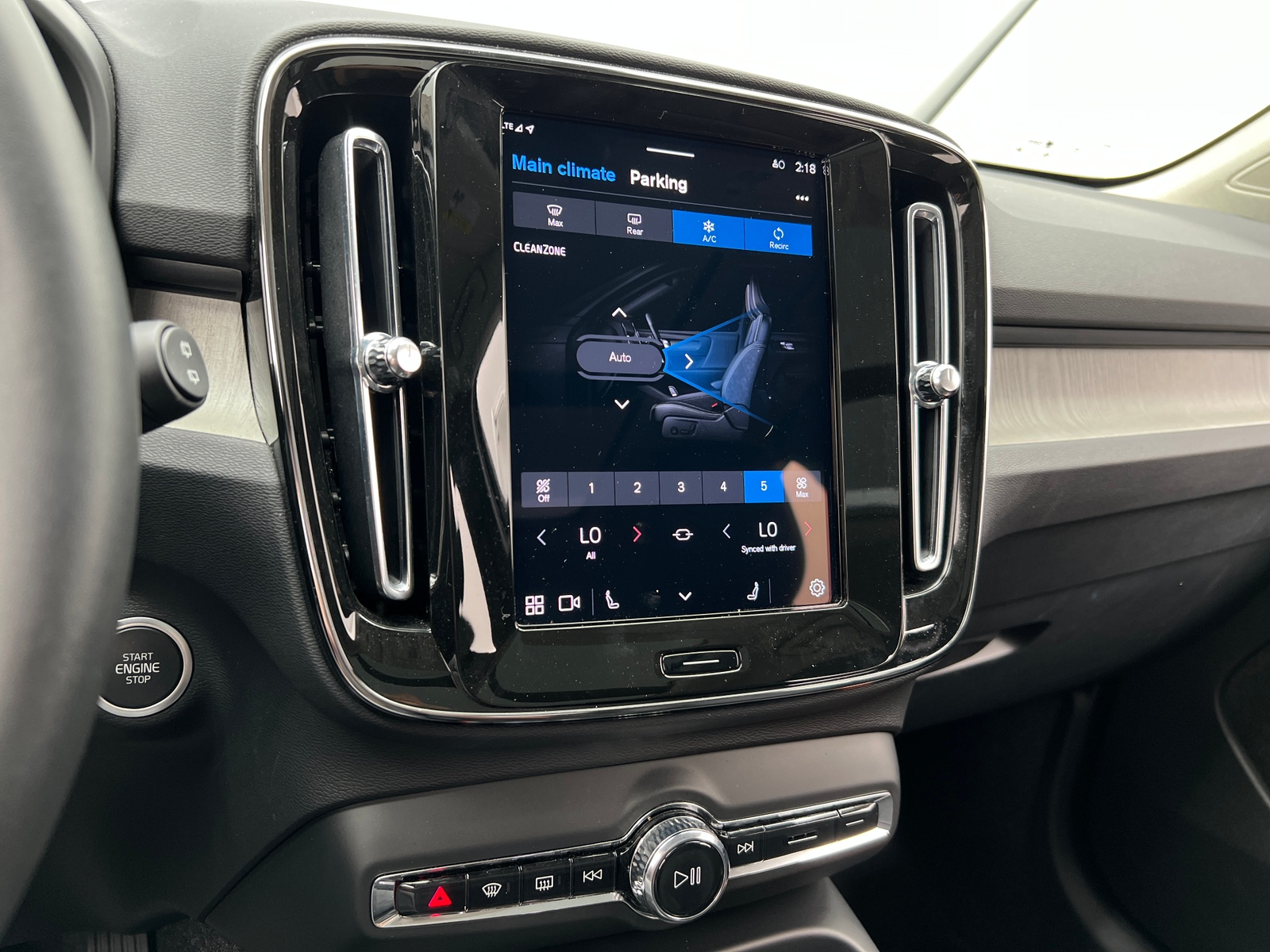 Thumbnail: 2025 Volvo XC40 - 4