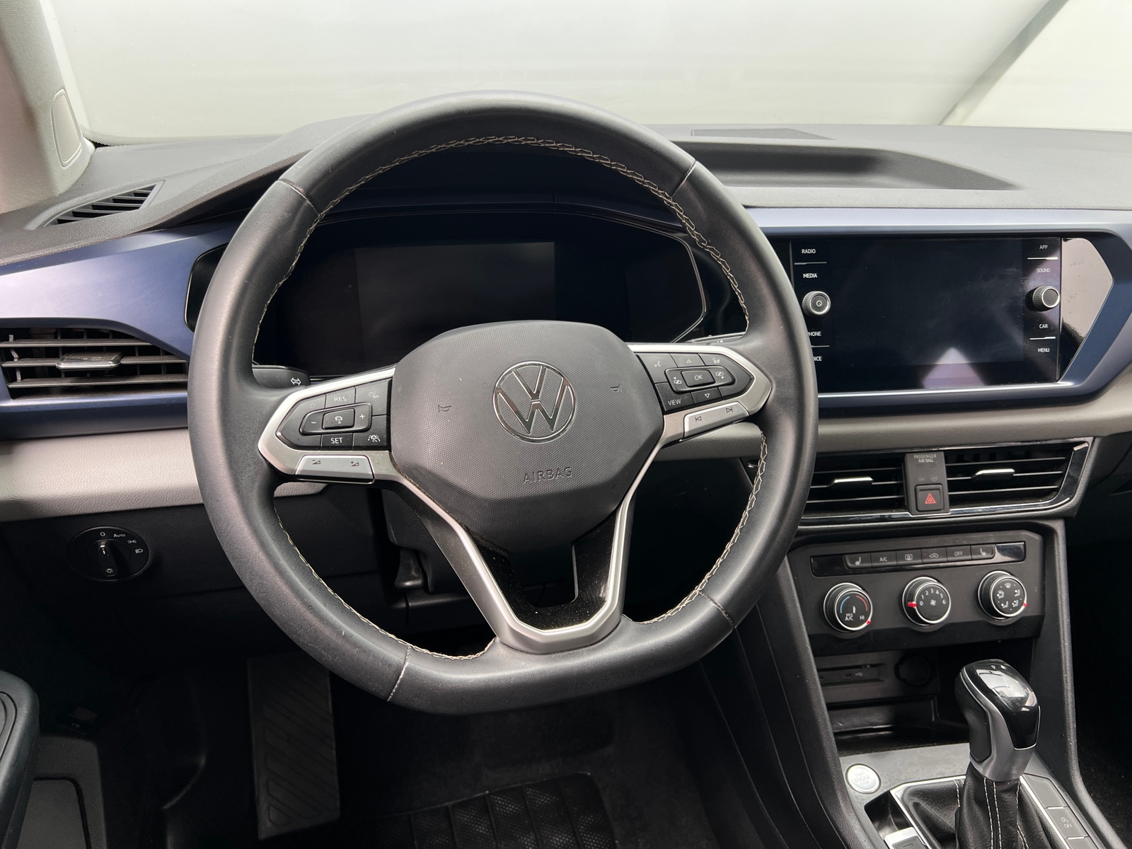 Thumbnail: 2022 Volkswagen Taos - 4