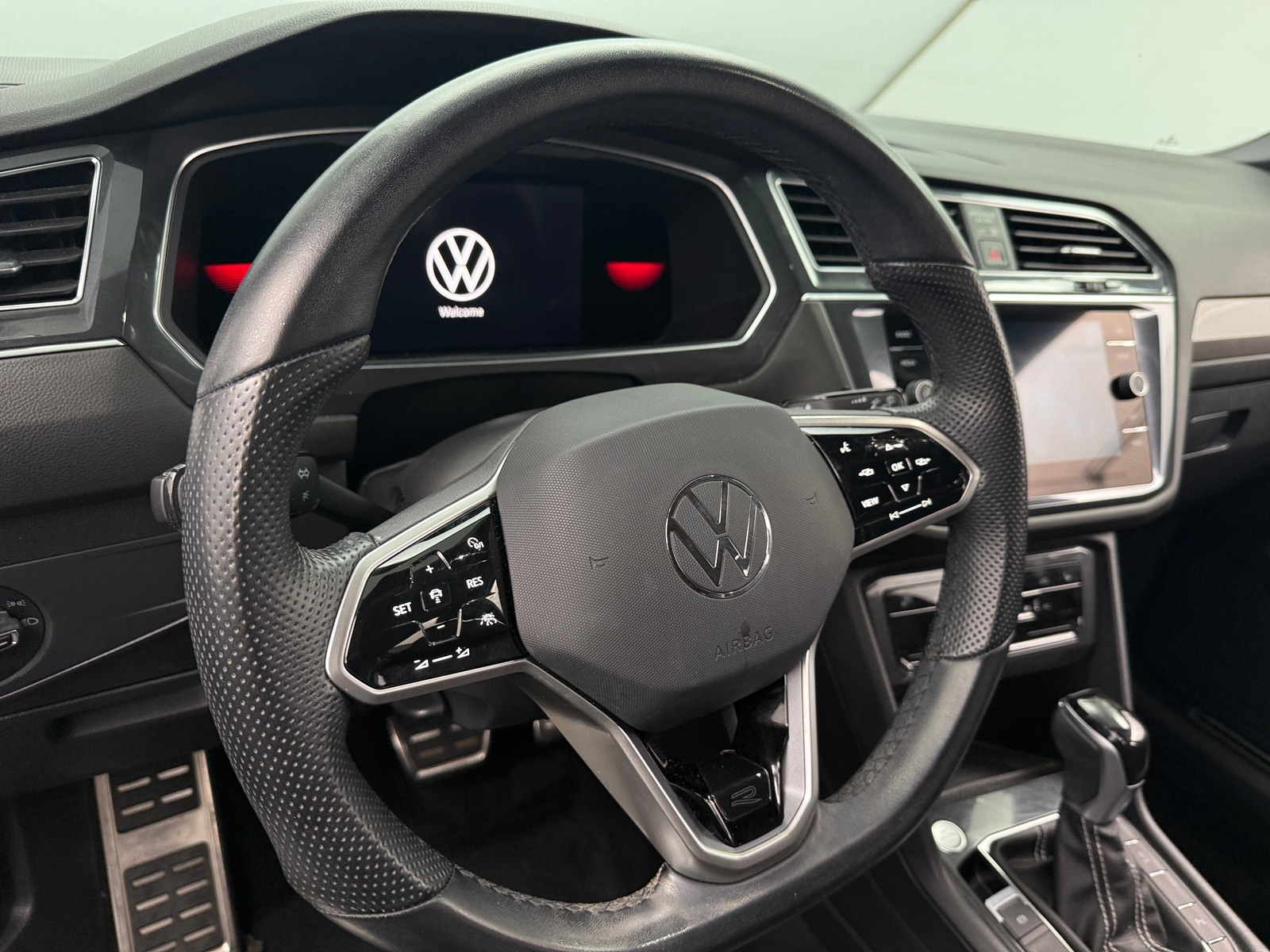 Thumbnail: 2023 Volkswagen Tiguan - 4