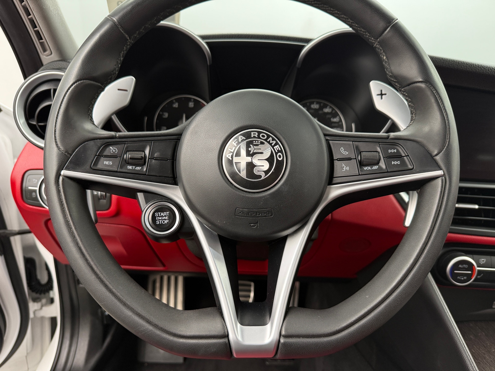 Thumbnail: 2017 Alfa Romeo Giulia - 4