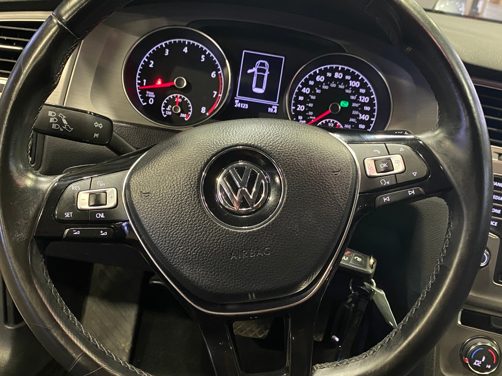 Thumbnail: 2017 Volkswagen e-Golf - 5