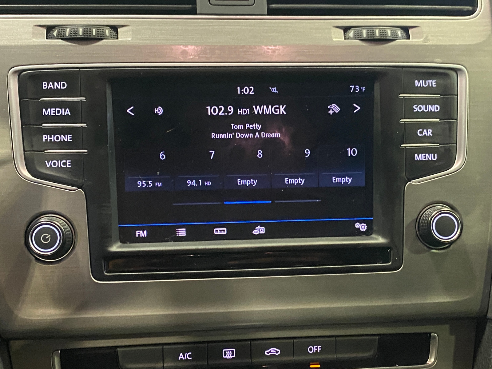 Thumbnail: 2017 Volkswagen e-Golf - 4