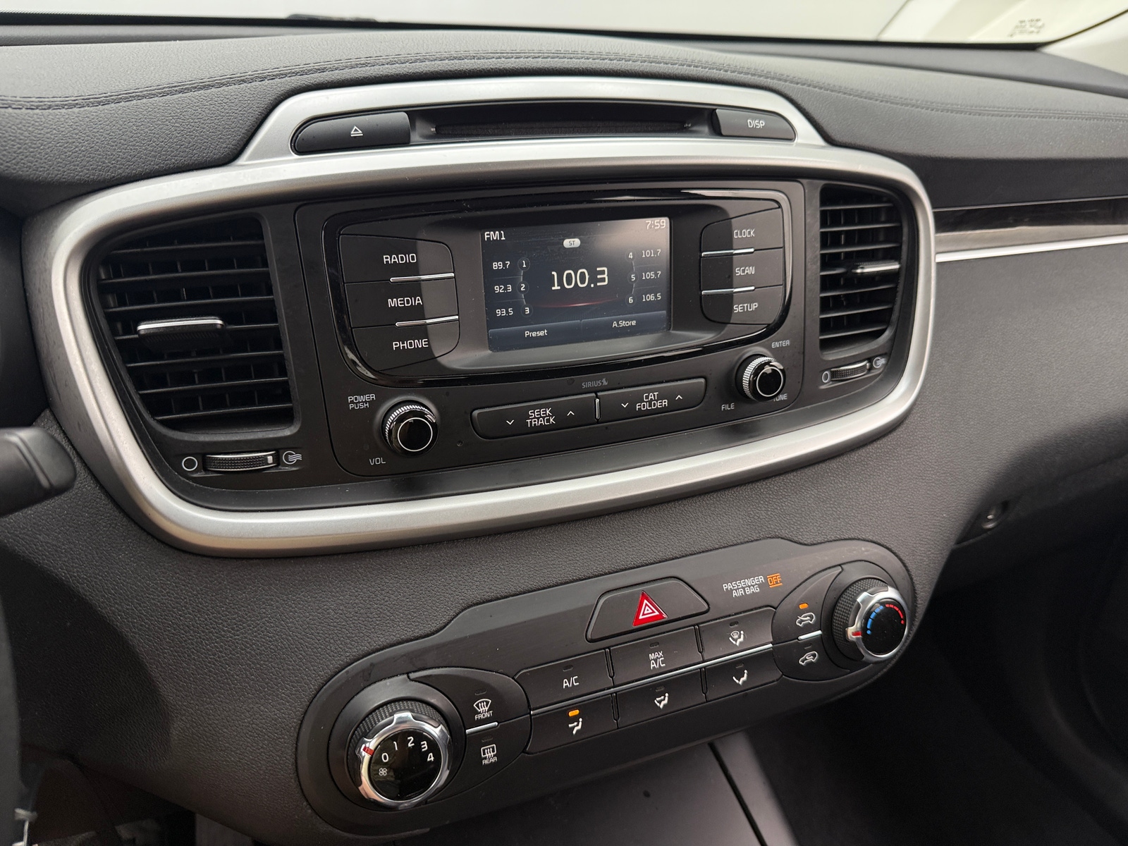 Thumbnail: 2016 Kia Sorento - 4