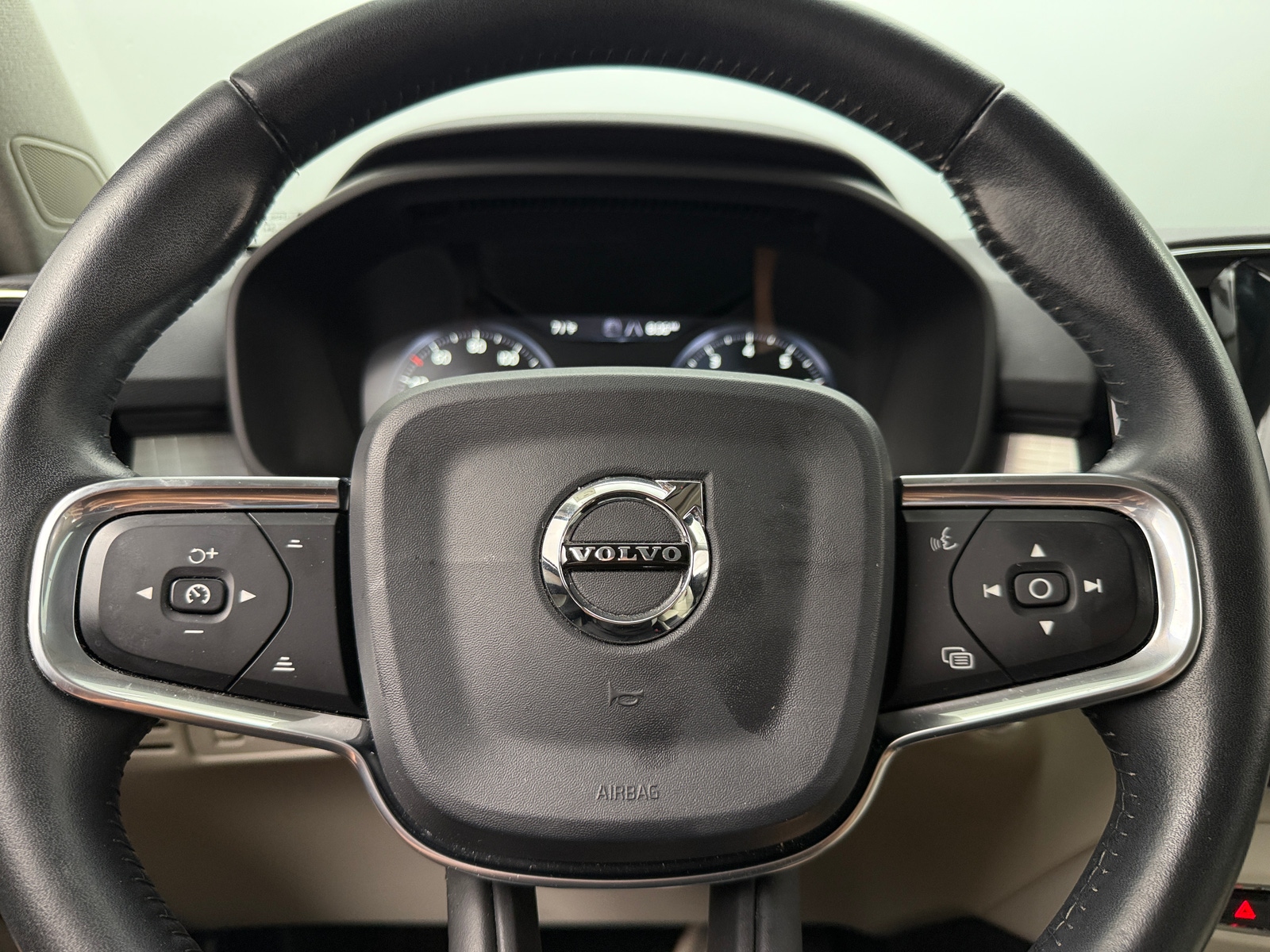 Thumbnail: 2019 Volvo XC40 - 4