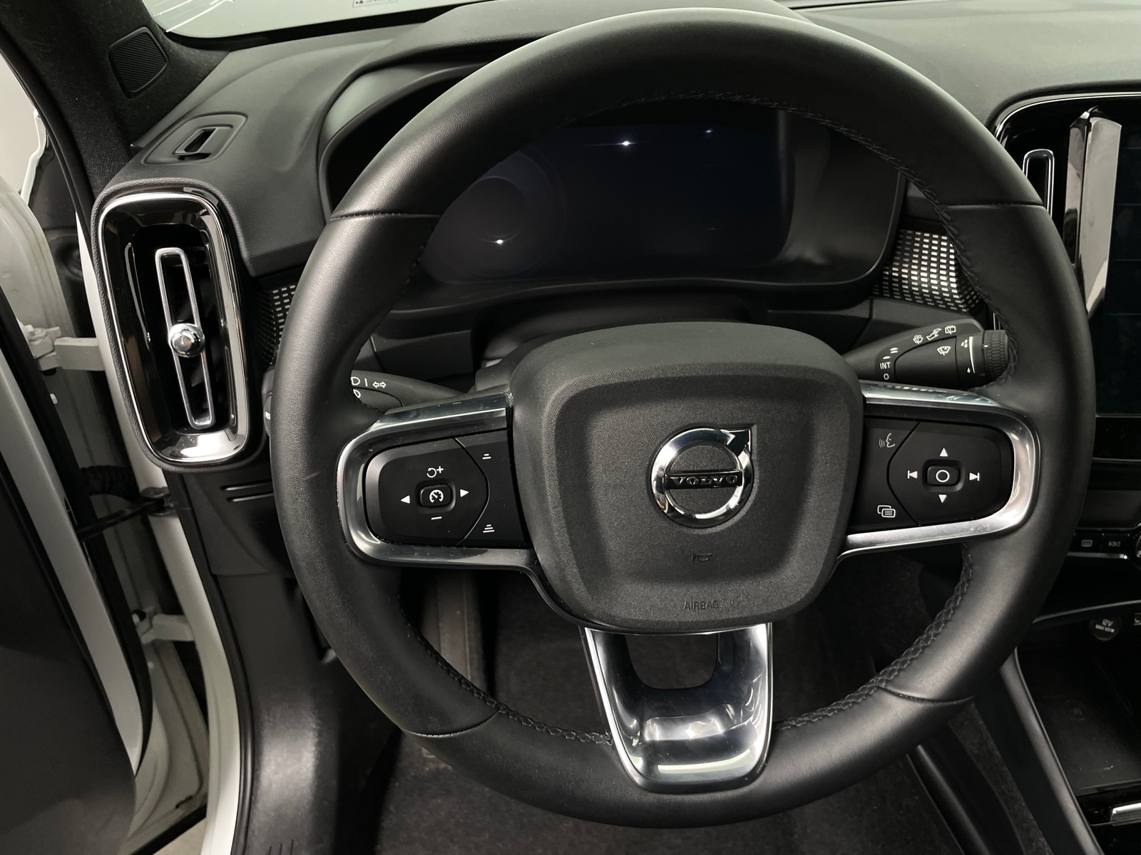 Thumbnail: 2022 Volvo XC40 - 4