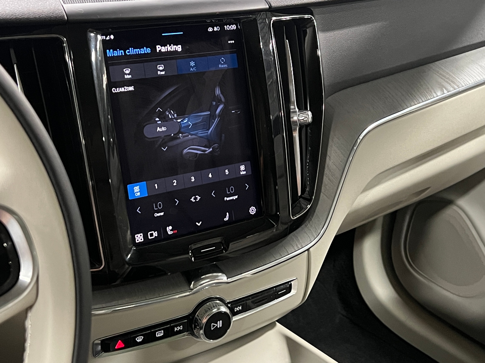 Thumbnail: 2023 Volvo XC60 - 3
