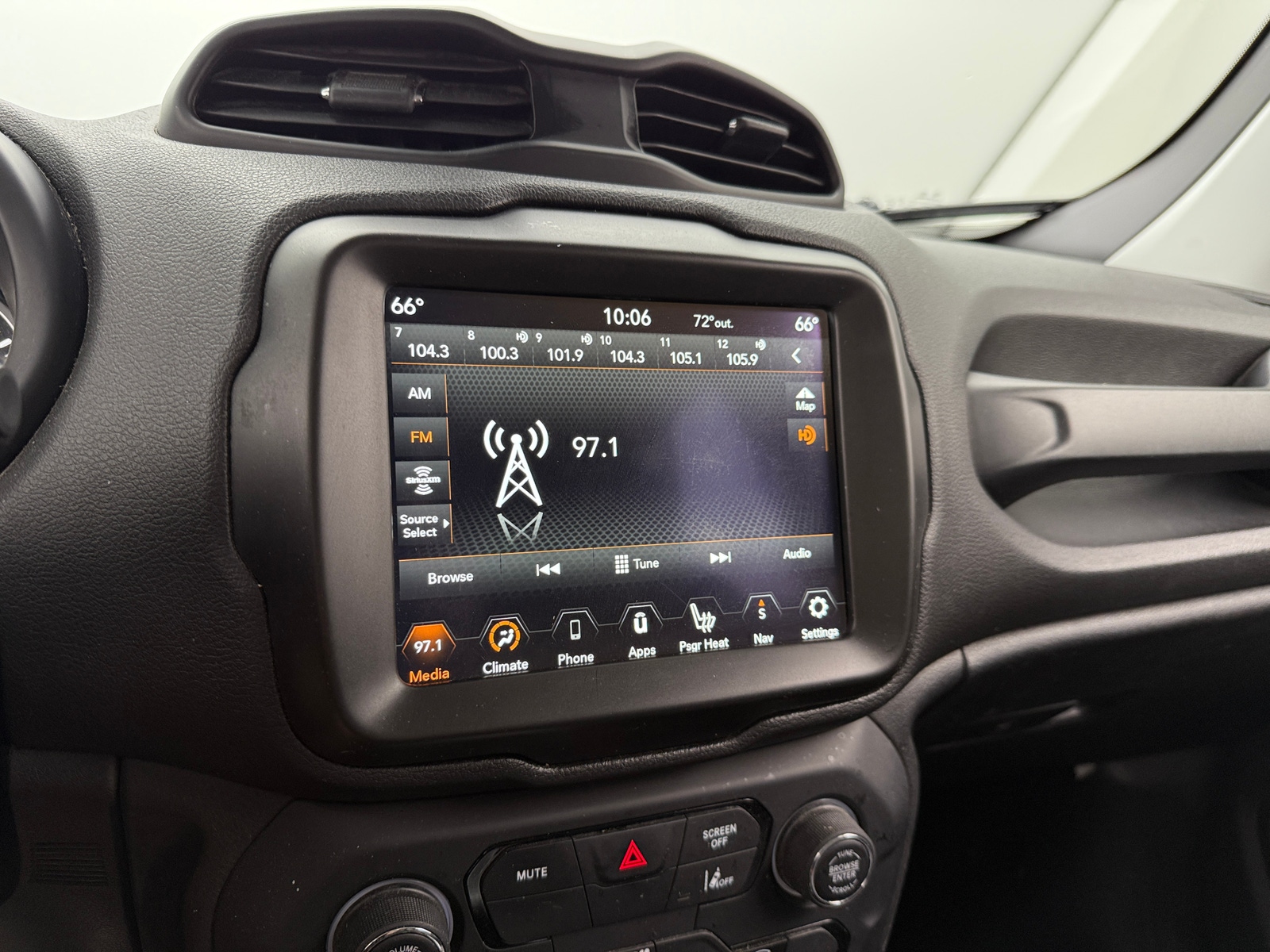 Thumbnail: 2022 Jeep Renegade - 3