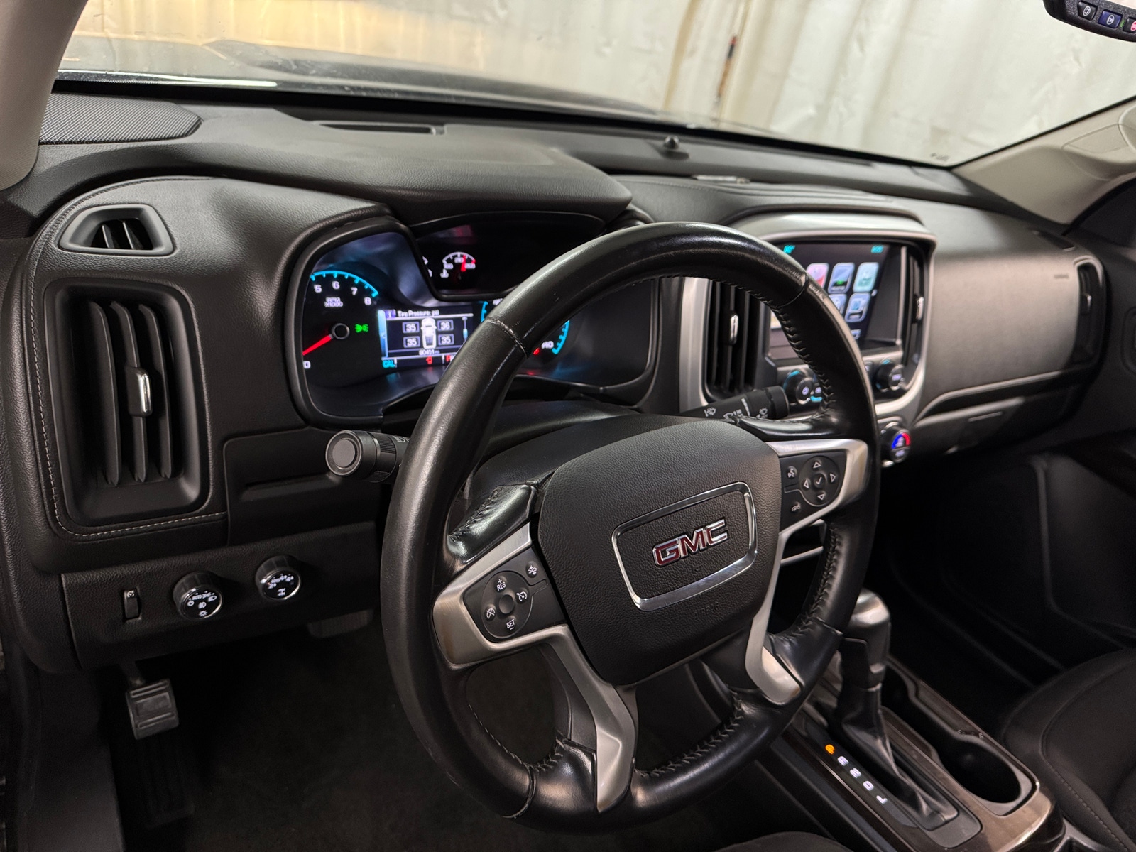 Thumbnail: 2018 GMC Canyon - 3