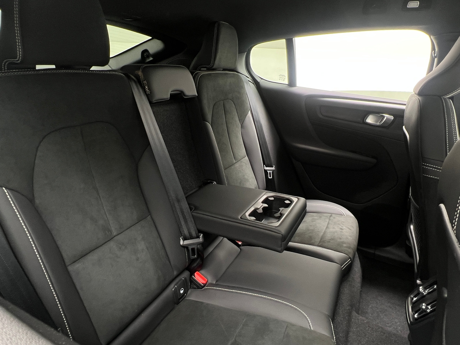 Thumbnail: 2022 Volvo C40 - 6