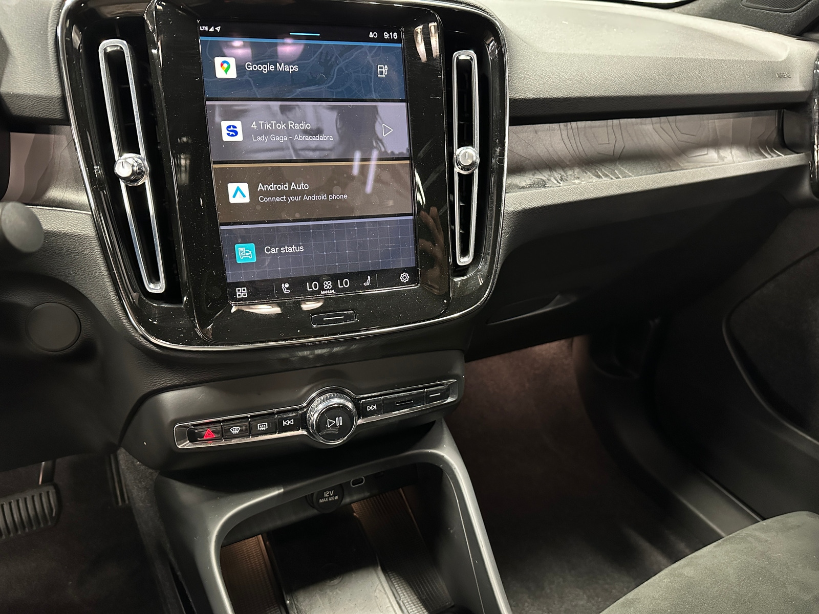 Thumbnail: 2022 Volvo C40 - 4