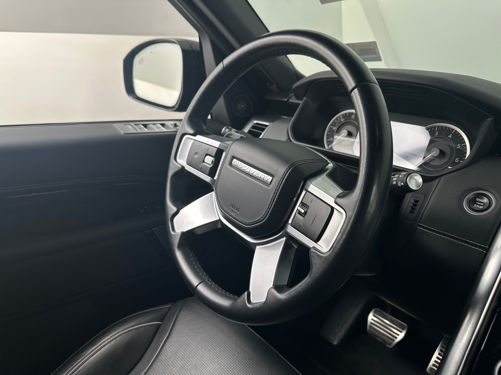 Thumbnail: 2023 Land Rover Discovery - 4