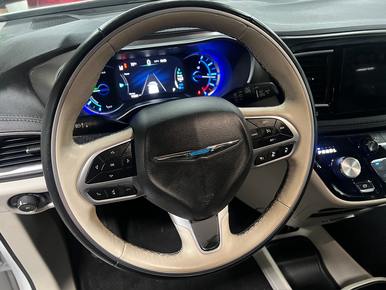 Thumbnail: 2018 Chrysler Pacifica - 4