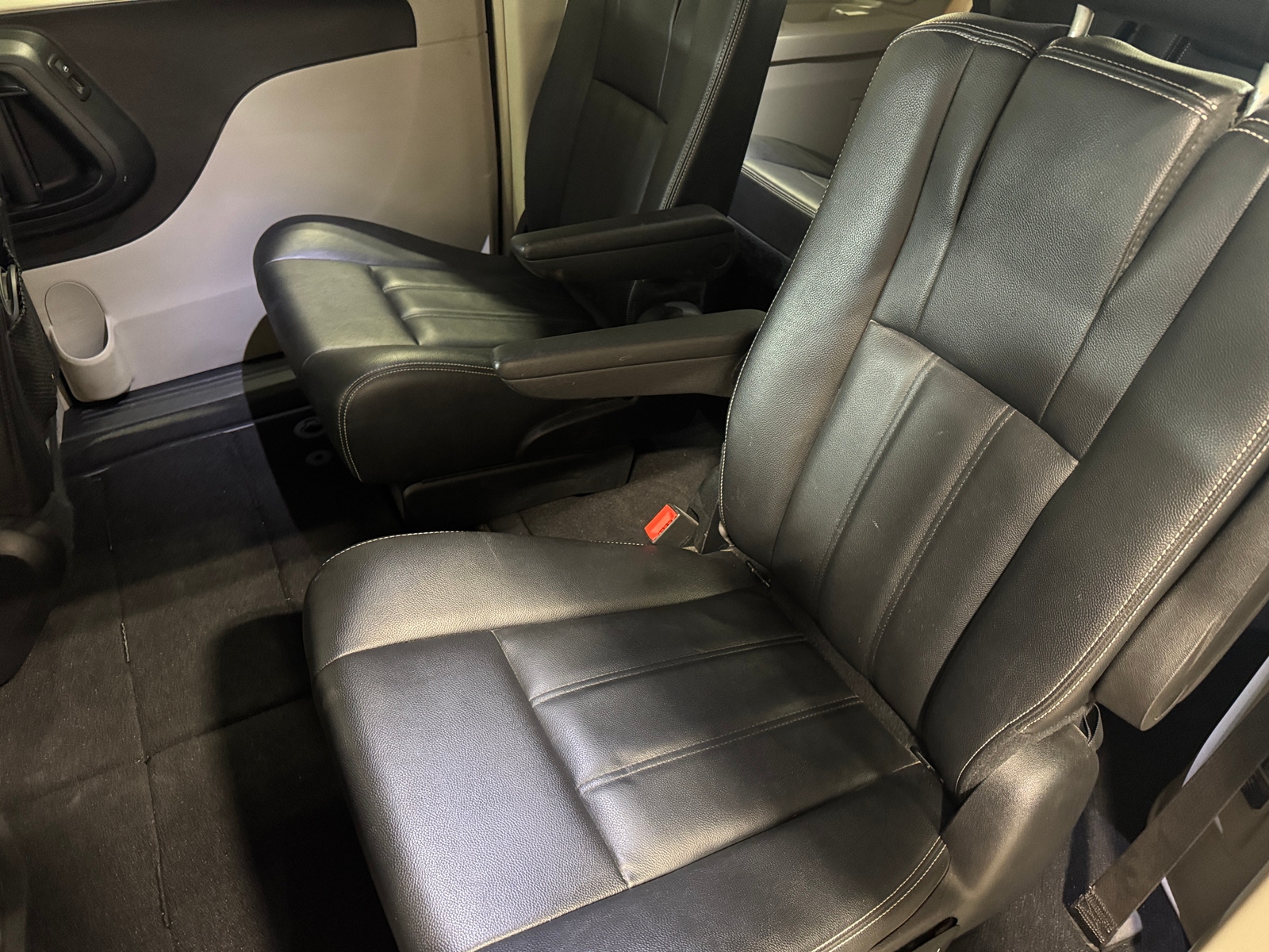 Thumbnail: 2016 Chrysler Town & Country - 5