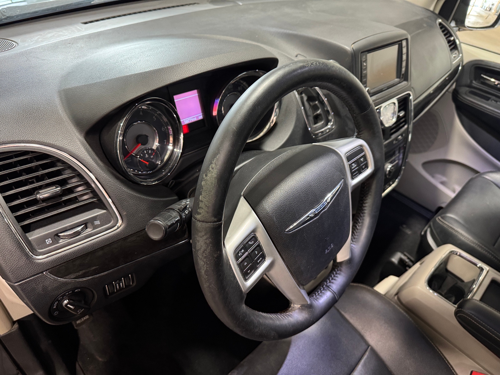Thumbnail: 2016 Chrysler Town & Country - 2