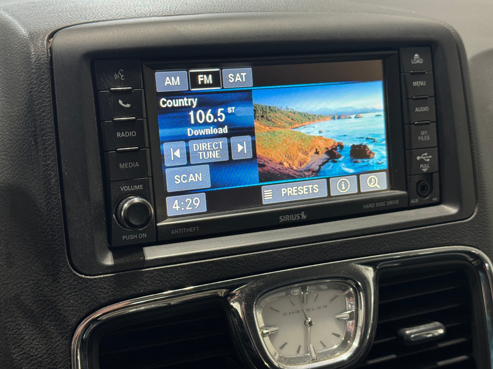 Thumbnail: 2016 Chrysler Town & Country - 3