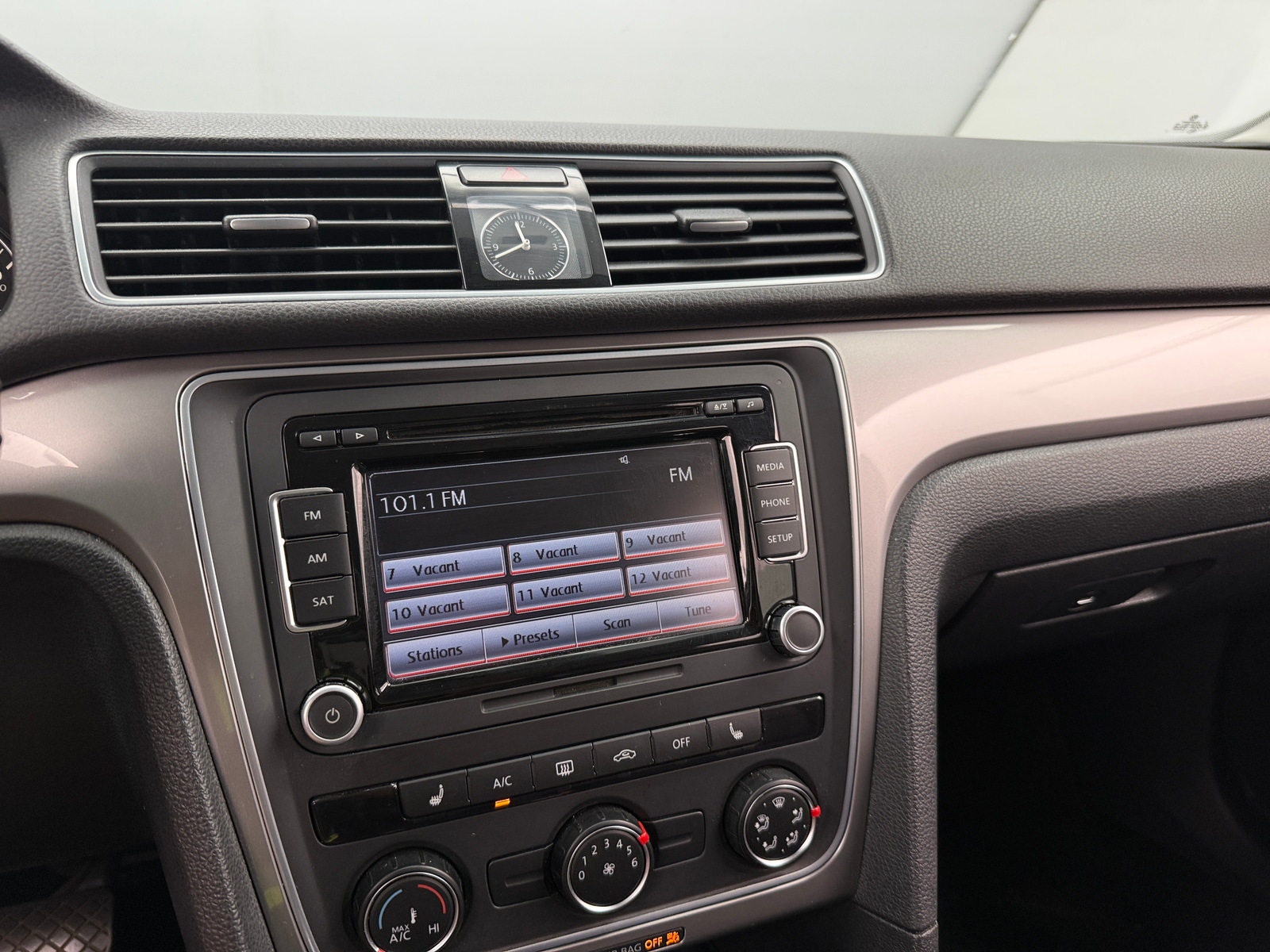Thumbnail: 2015 Volkswagen Passat - 4