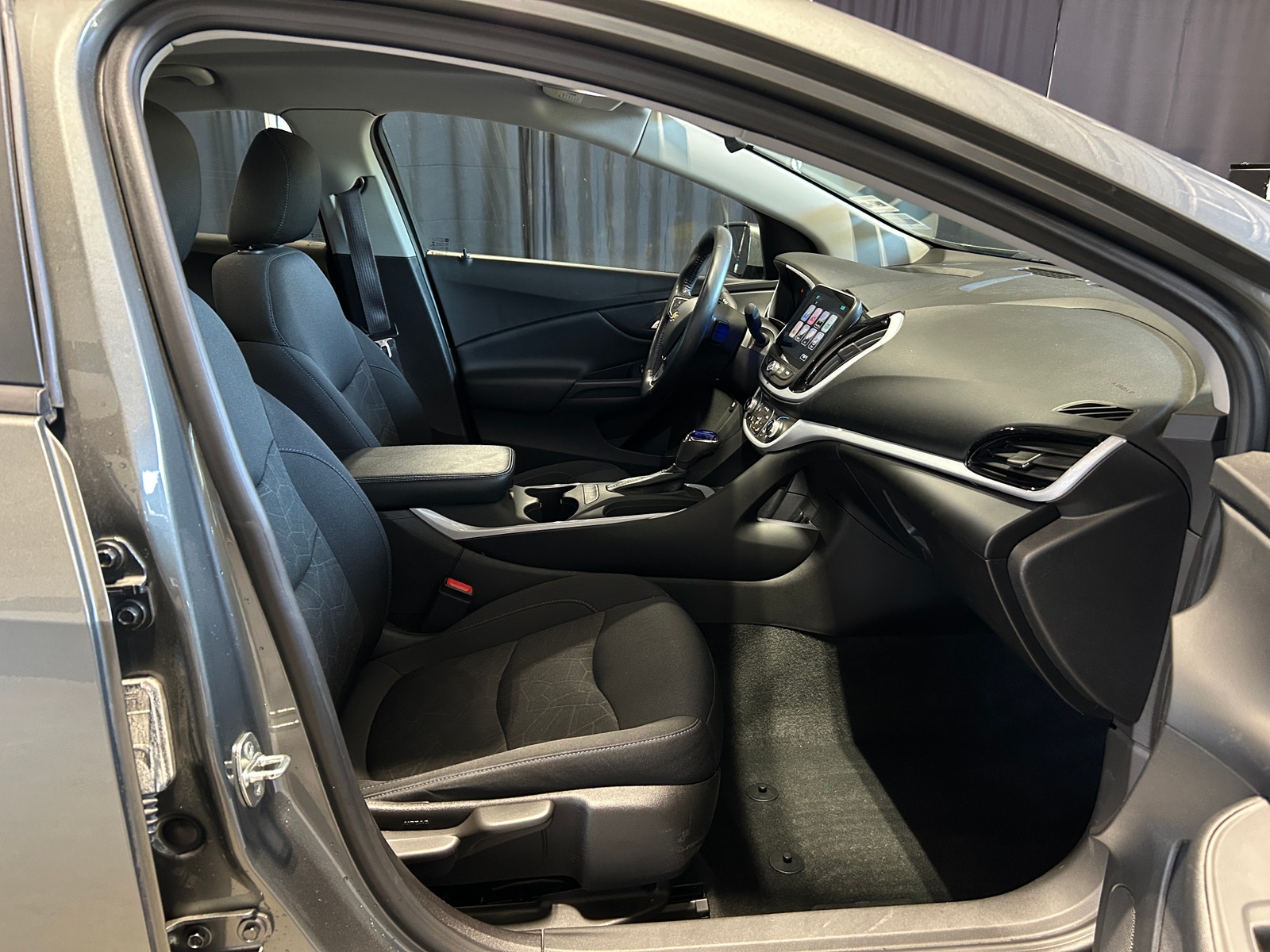 Thumbnail: 2017 Chevrolet Volt - 2