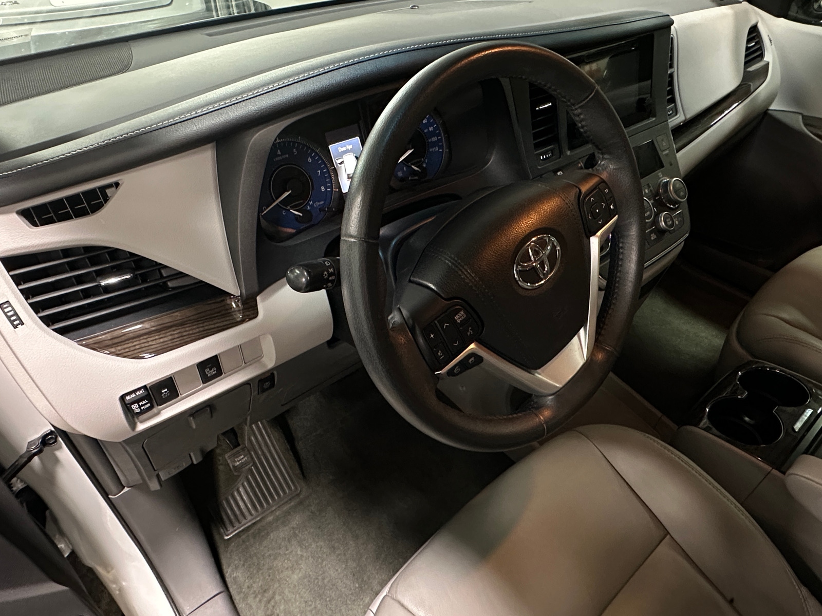 Thumbnail: 2017 Toyota Sienna - 2