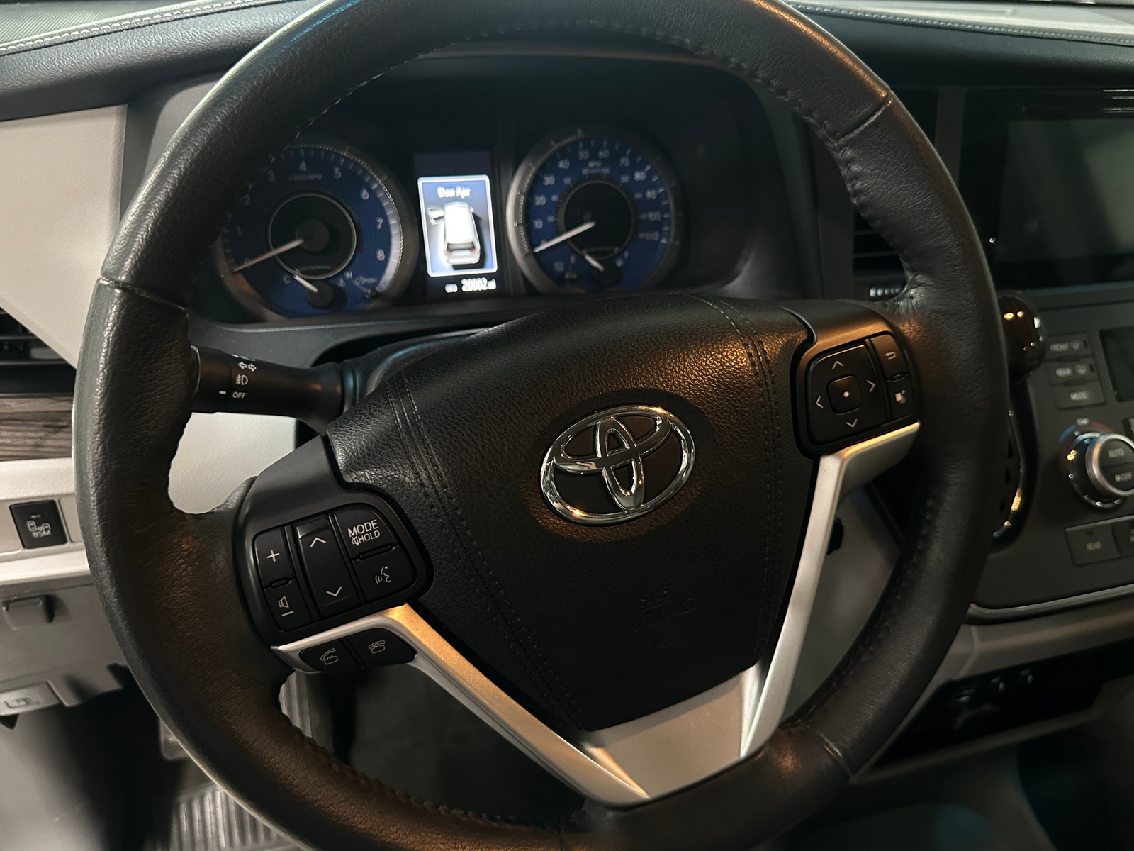 Thumbnail: 2017 Toyota Sienna - 4