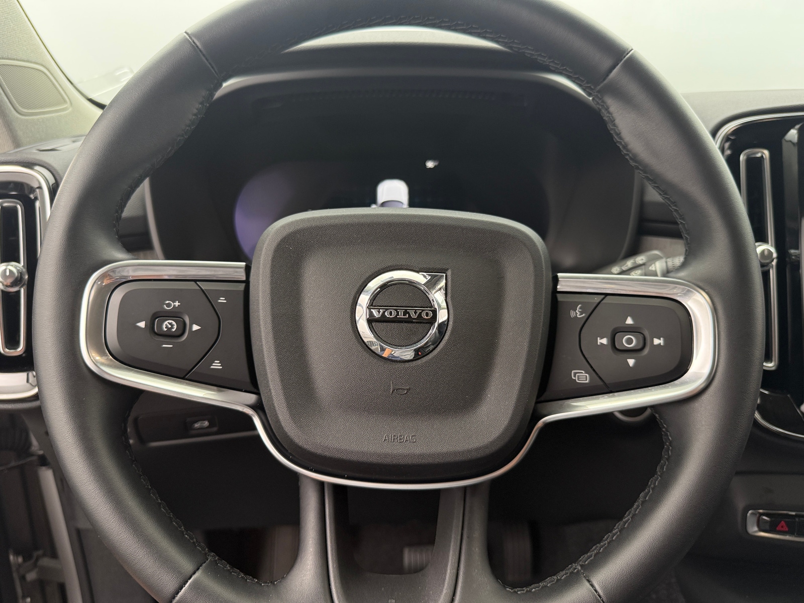 Thumbnail: 2025 Volvo XC40 - 5