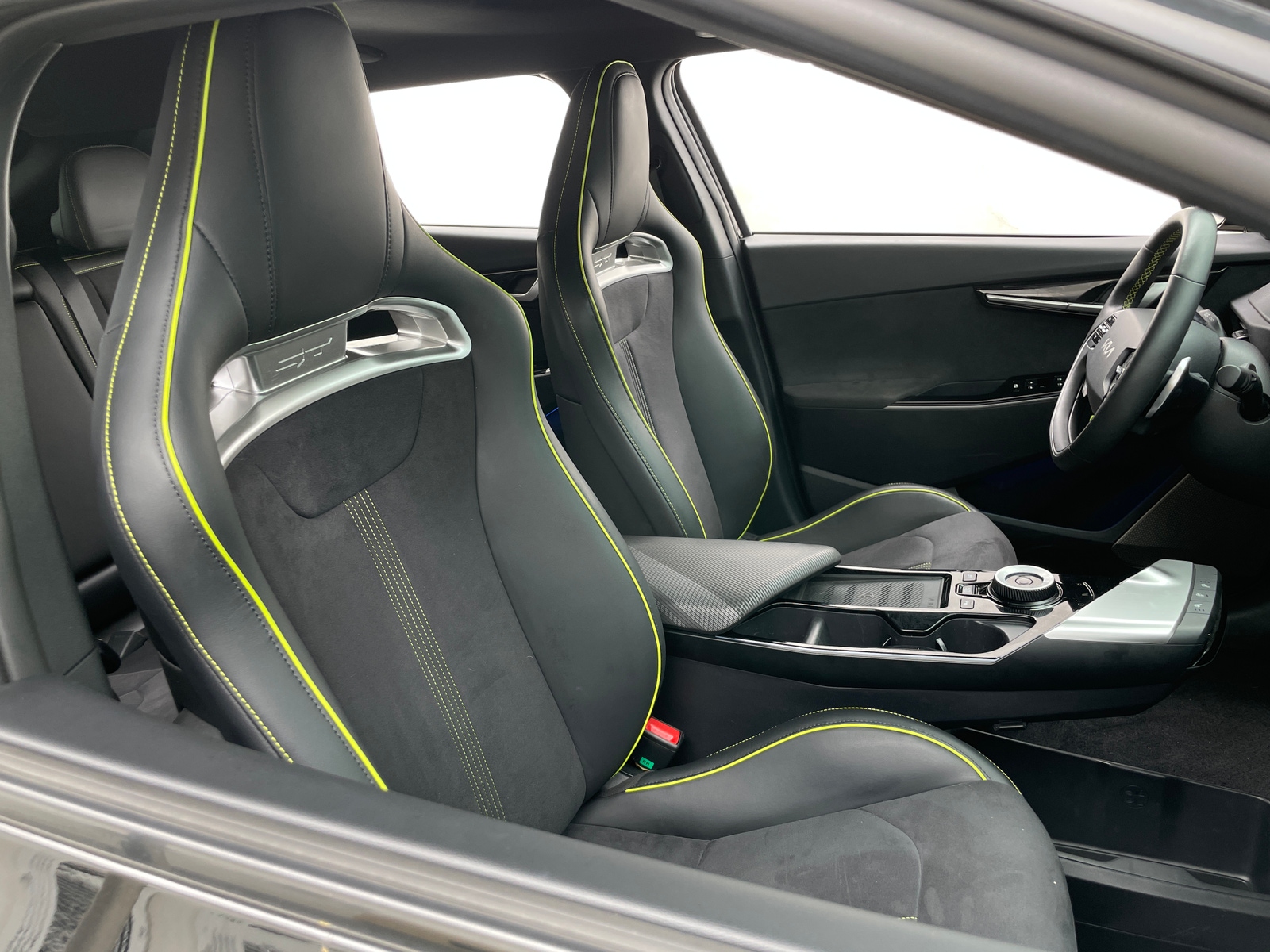 Thumbnail: 2023 Kia EV6 - 2
