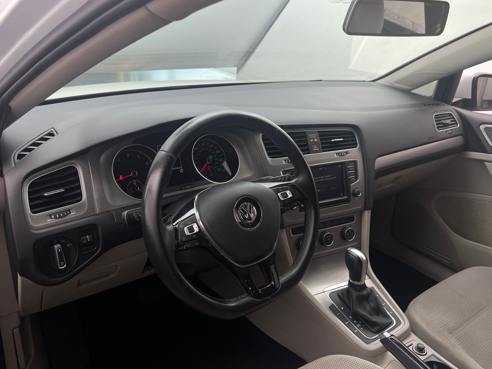 Thumbnail: 2017 Volkswagen e-Golf - 3